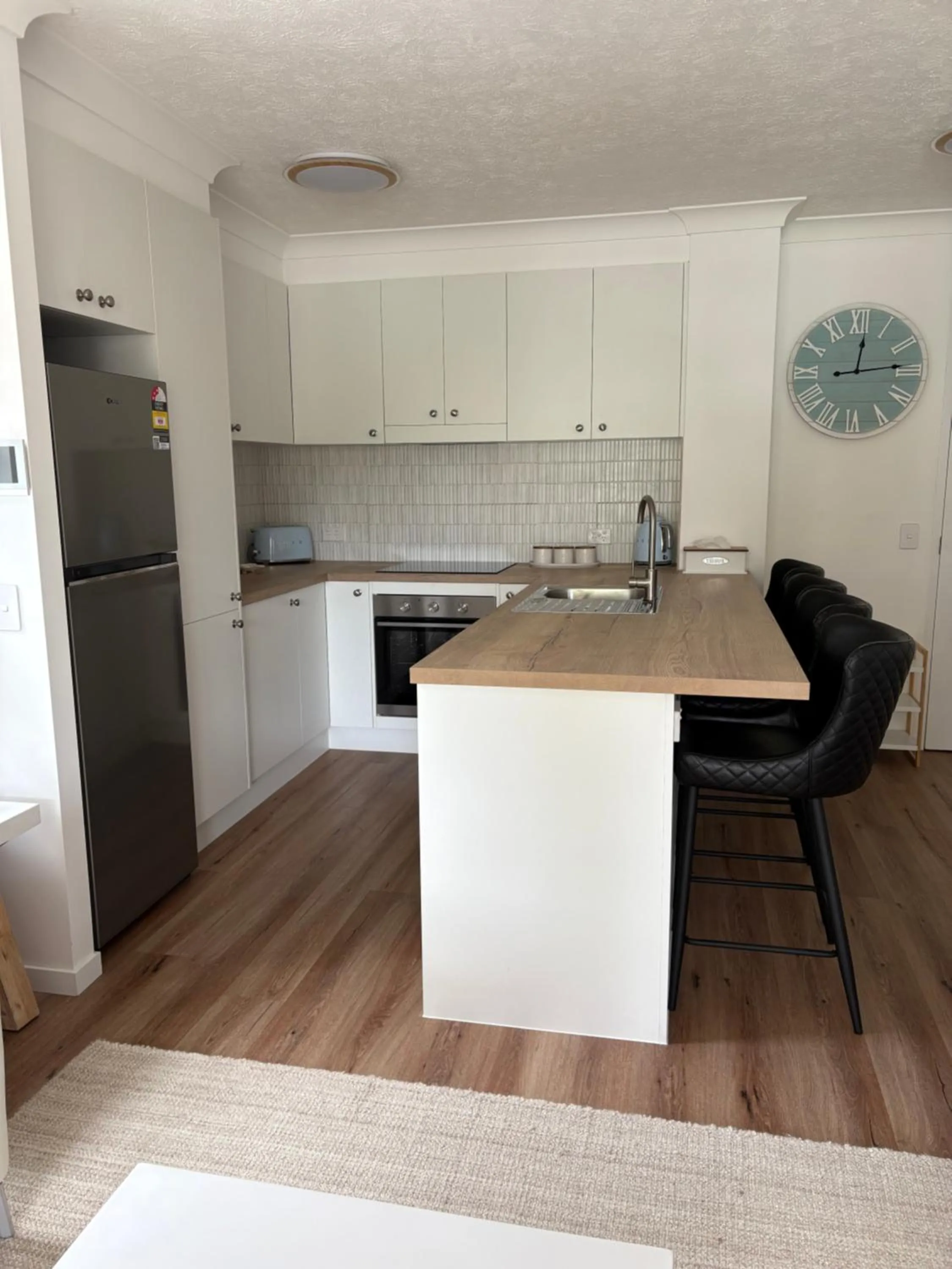 kitchen in San Mateo On Broadbeach