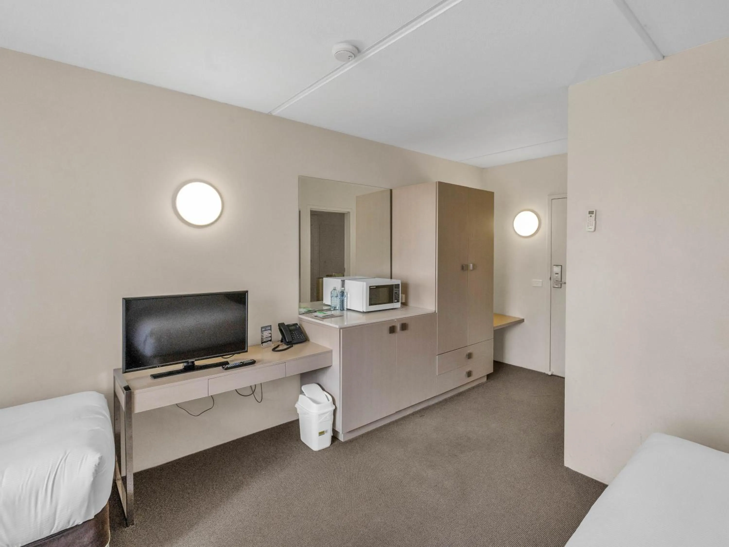 TV and multimedia, Bed in Tall Trees Ainslie Motel