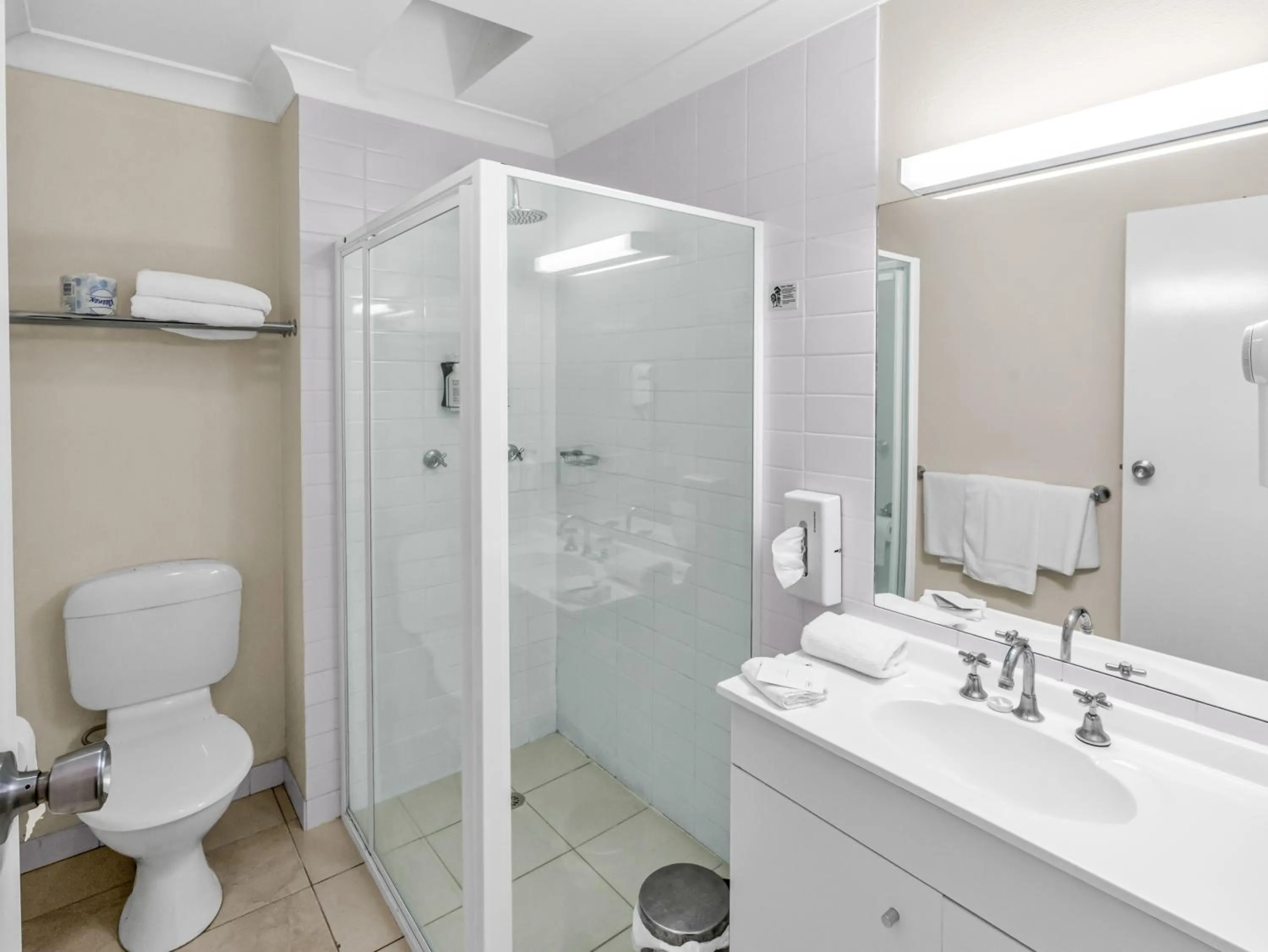 Bathroom in Tall Trees Ainslie Motel