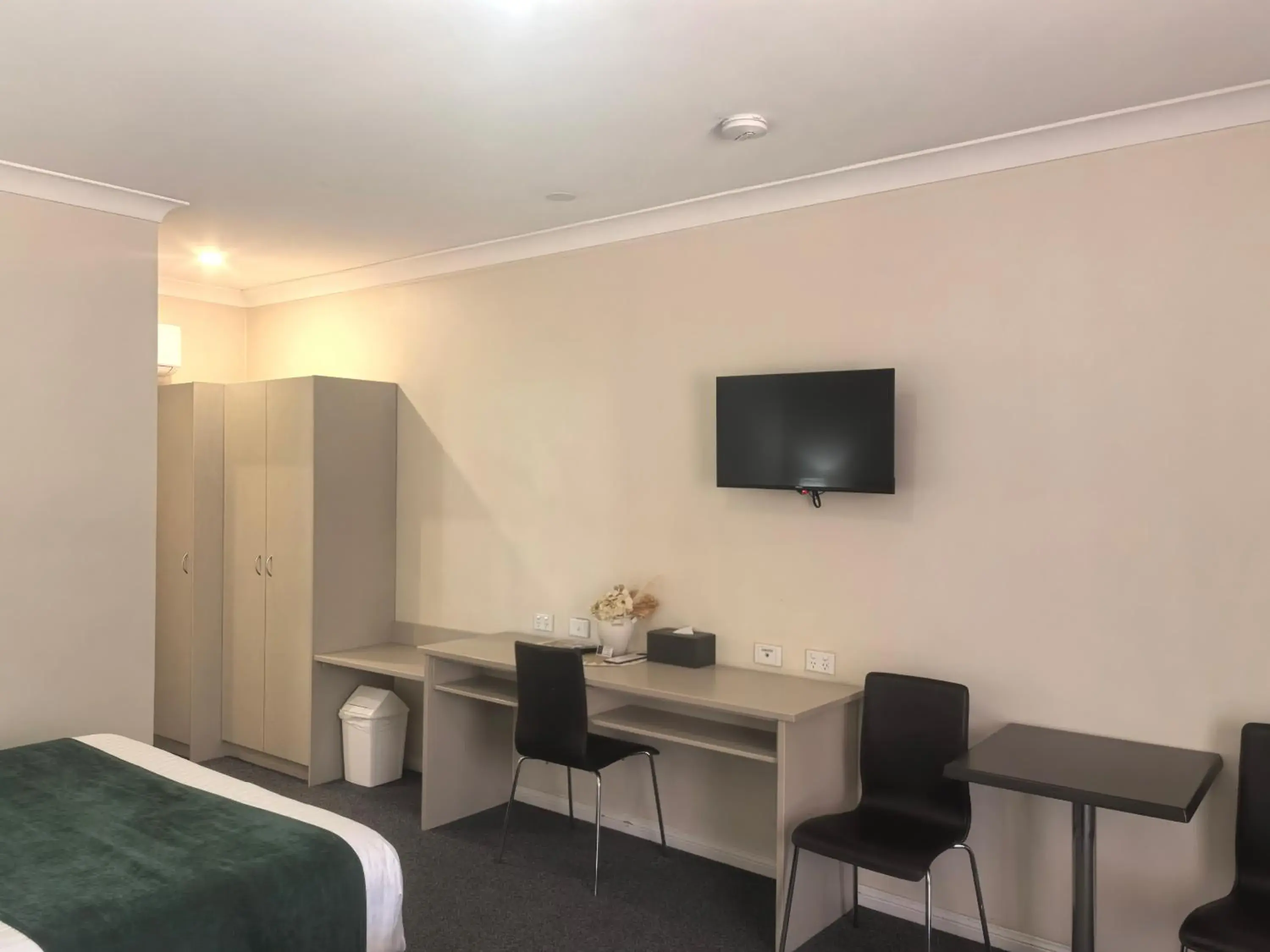 Standard Queen Room in Lincoln Cottage Motor Inn Standard Queen Room in Lincoln Cottage Motor Inn