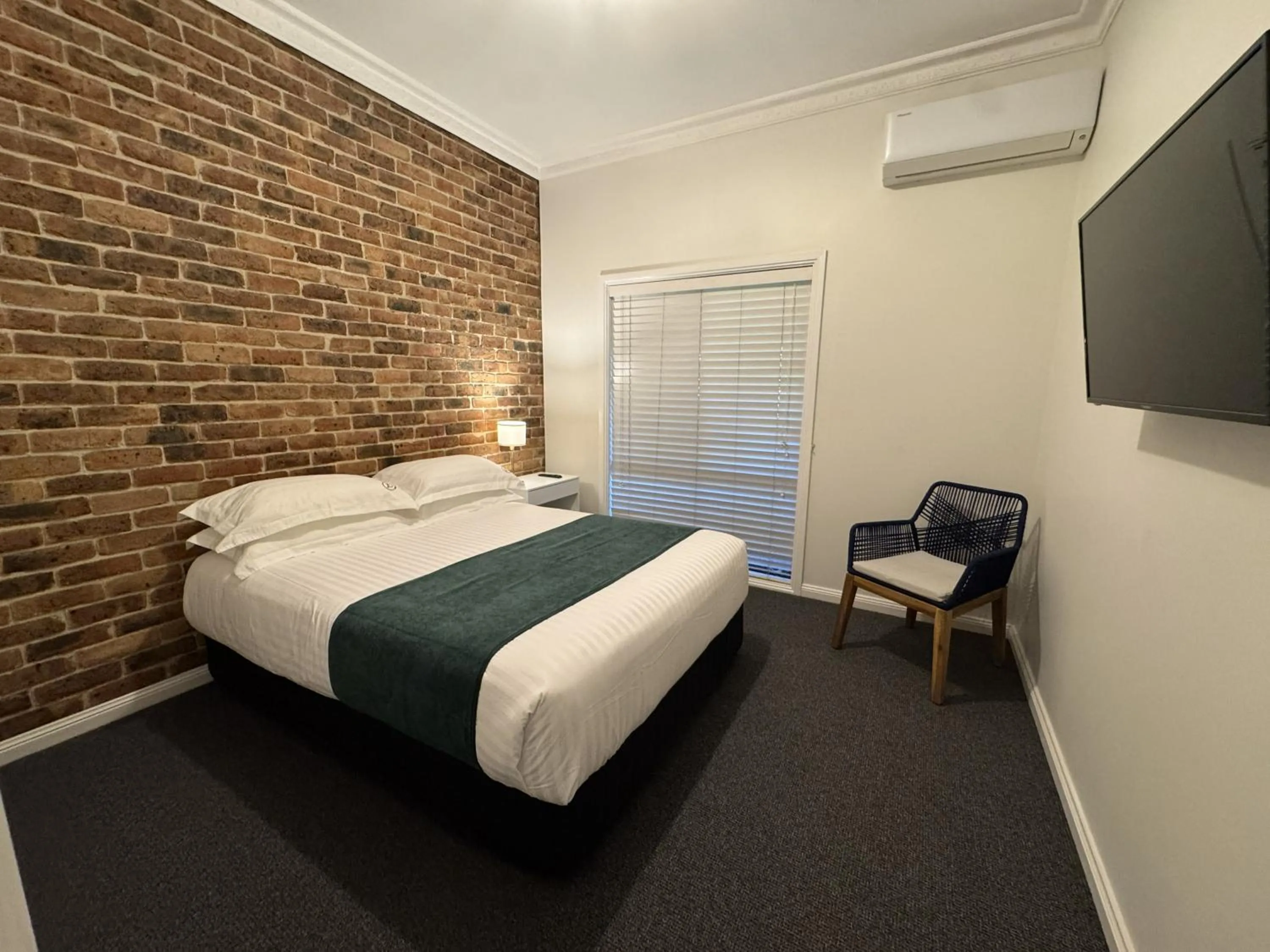 Bed in Lincoln Cottage Motor Inn