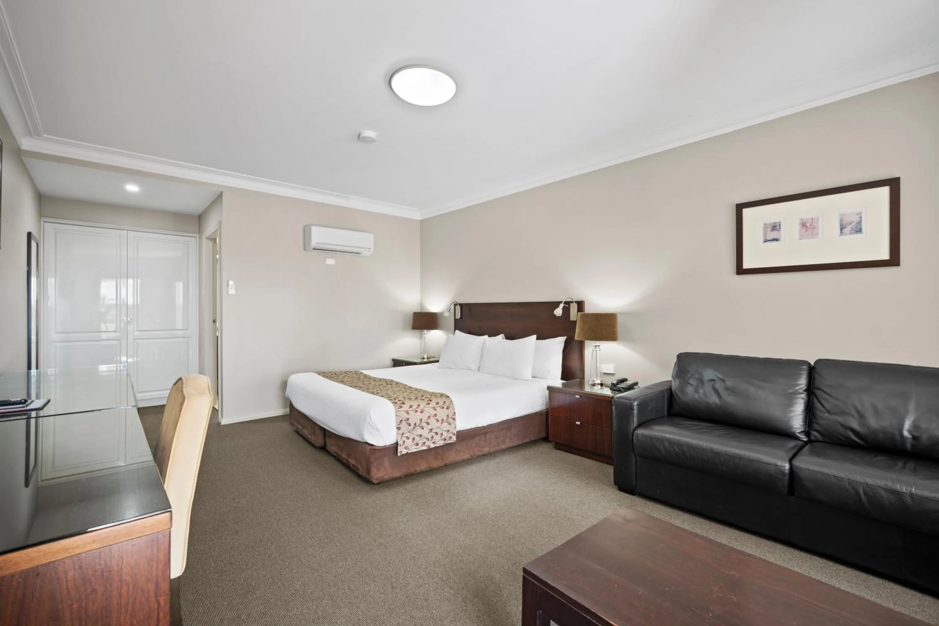 Photo of the whole room, Bed in Carlyle Suites & Apartments