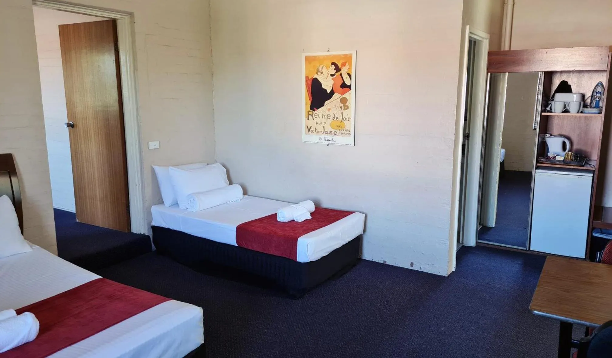 Bed in Seaton Arms Motor Inn