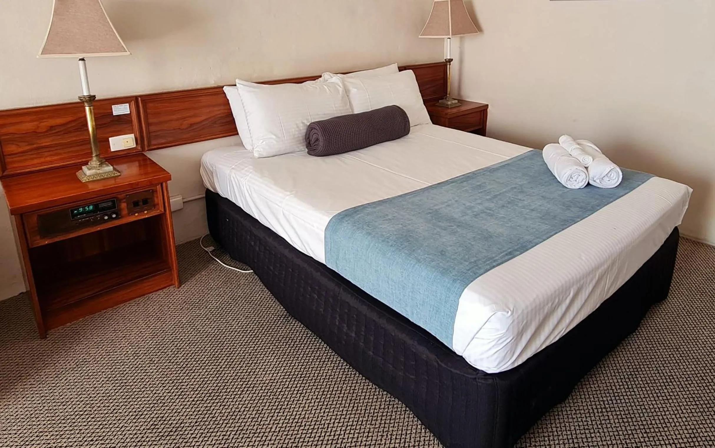 Bed in Seaton Arms Motor Inn