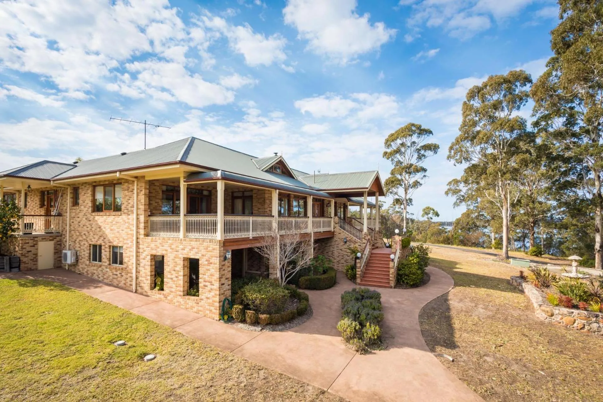 Property building in Robyn's Nest Lakeside Resort