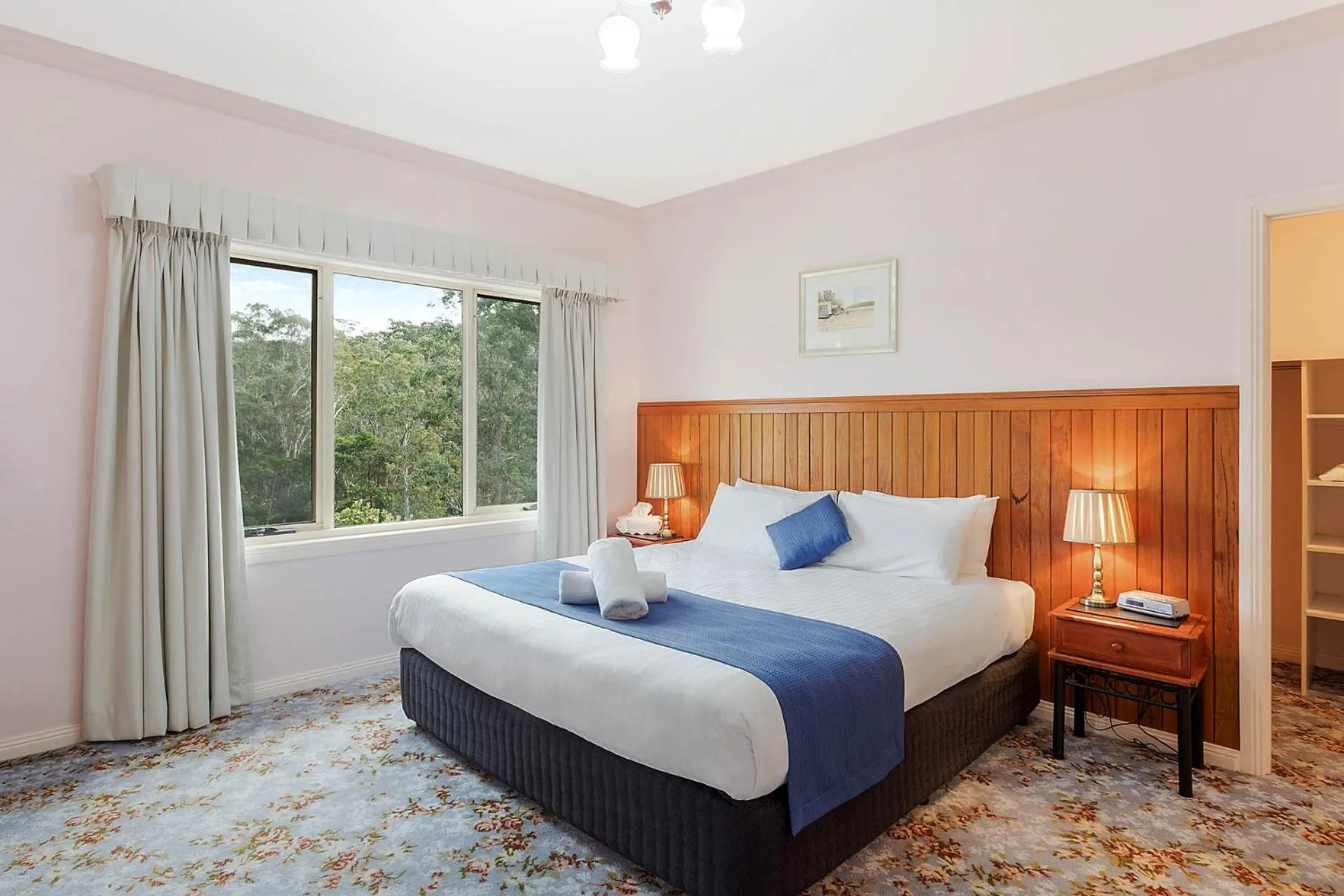 Bedroom, Bed in Robyn's Nest Lakeside Resort