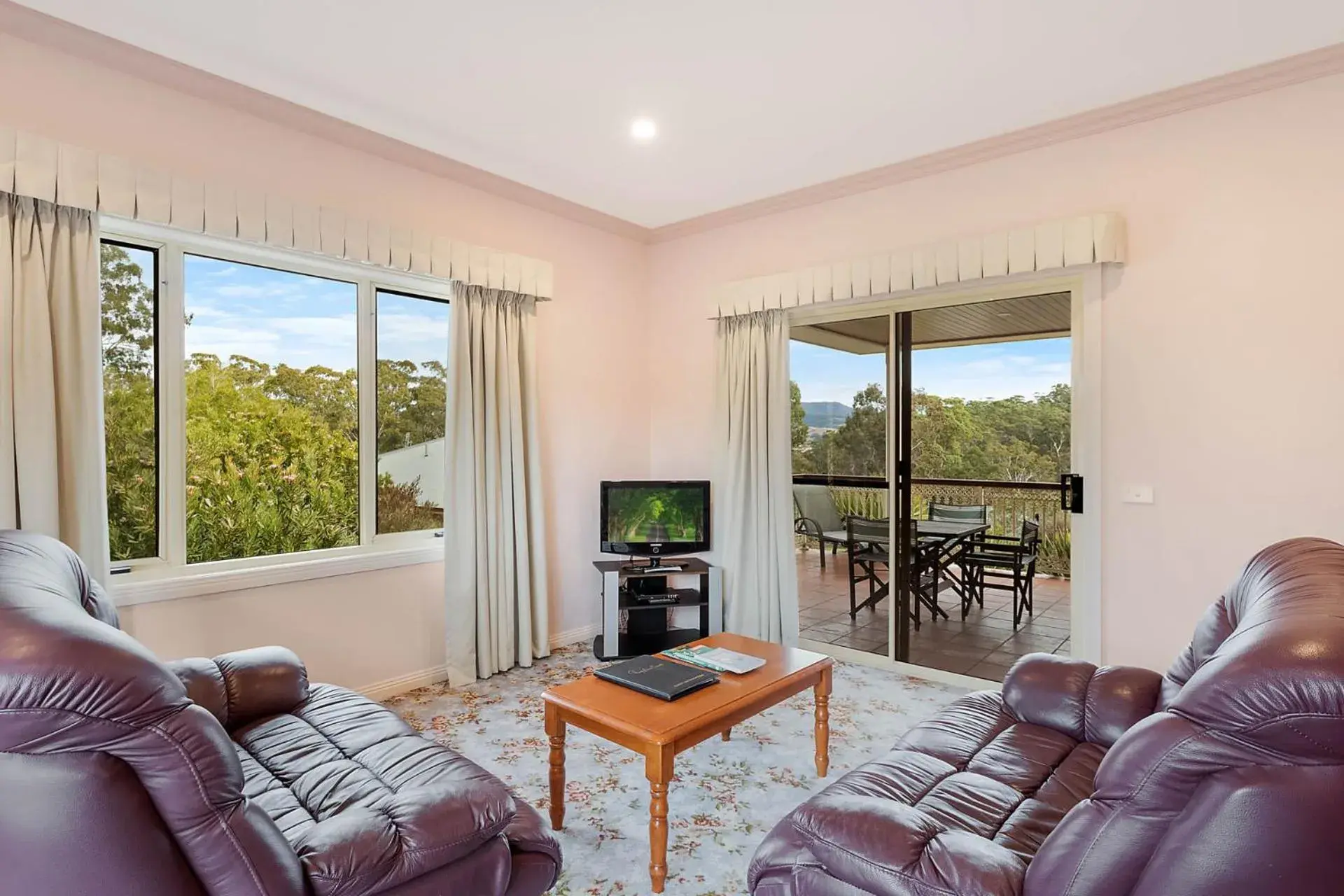 Living room in Robyn's Nest Lakeside Resort Living room in Robyn's Nest Lakeside Resort