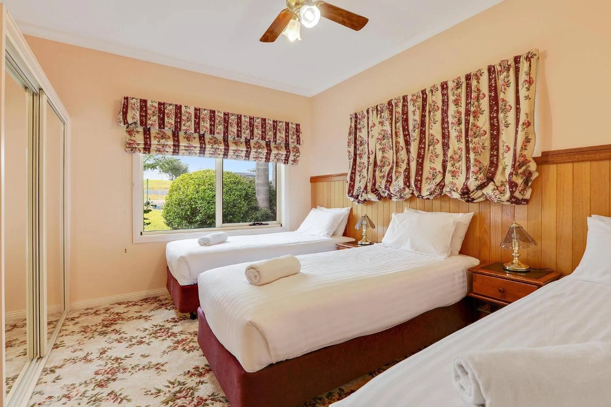 Bedroom, Bed in Robyn's Nest Lakeside Resort