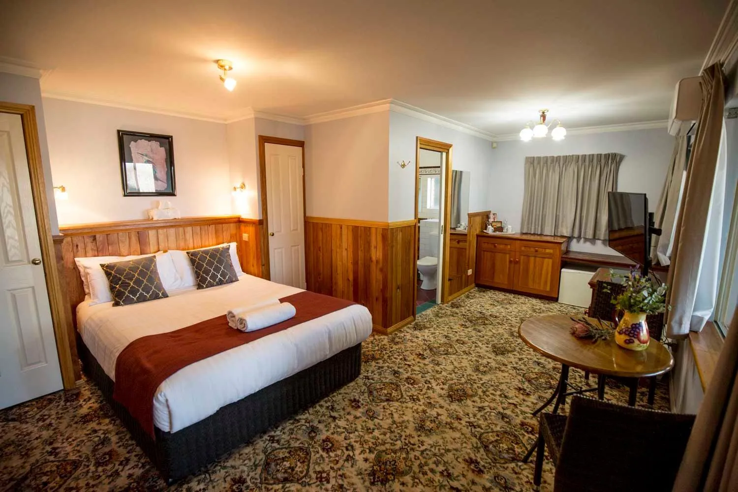 Bedroom, Bed in Robyn's Nest Lakeside Resort