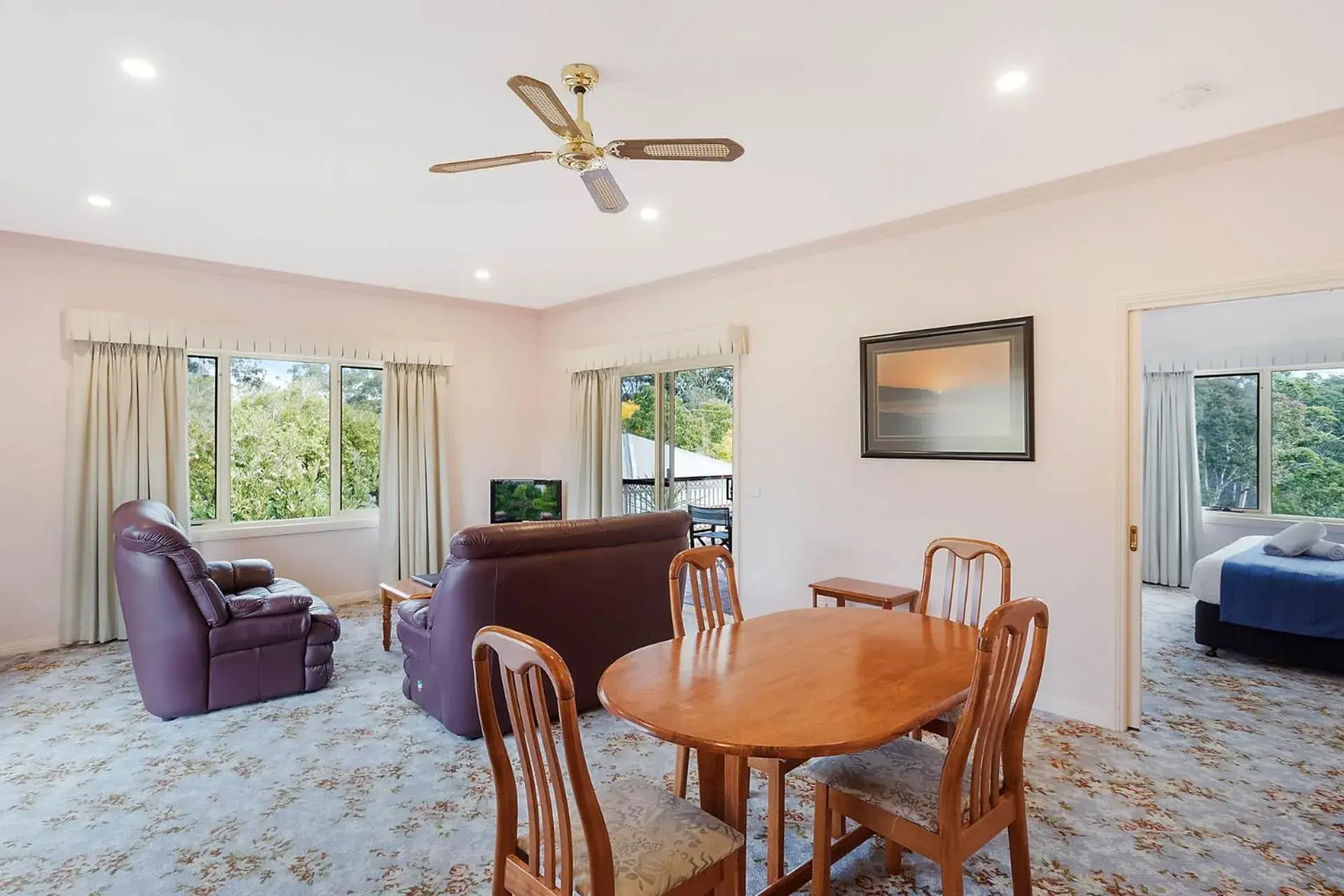 Living room in Robyn's Nest Lakeside Resort Living room in Robyn's Nest Lakeside Resort