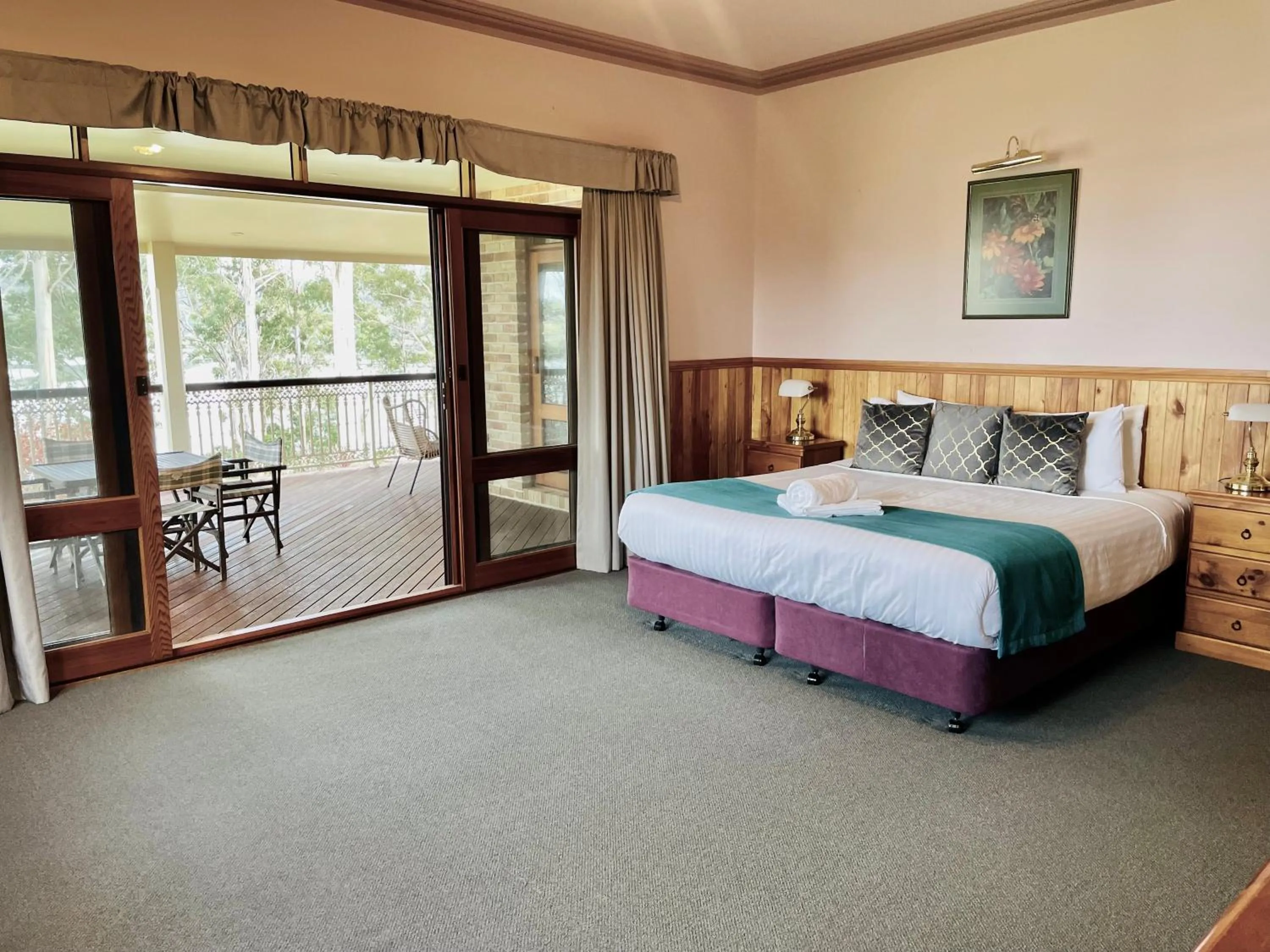 Bedroom, Bed in Robyn's Nest Lakeside Resort