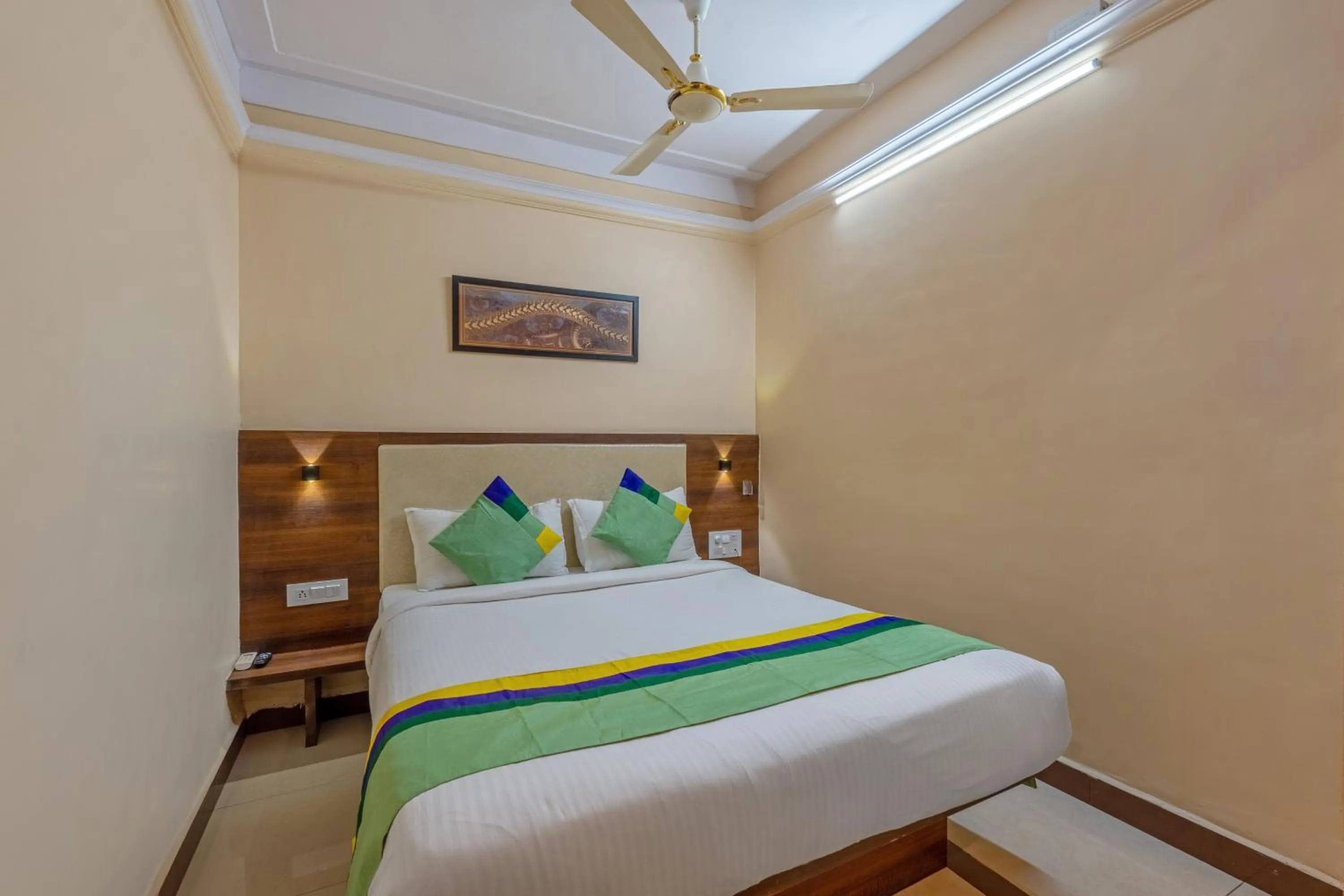 Bedroom, Bed in Treebo Sunheads