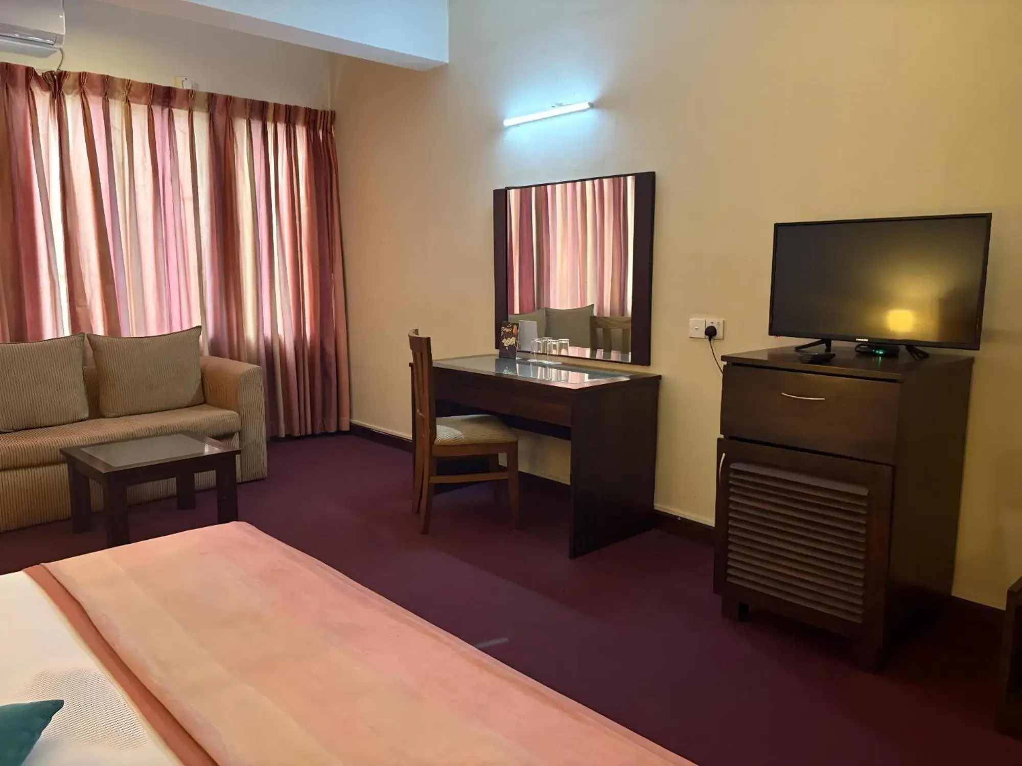 TV and multimedia, Bed in Hotel Janaki TV and multimedia, Bed in Hotel Janaki
