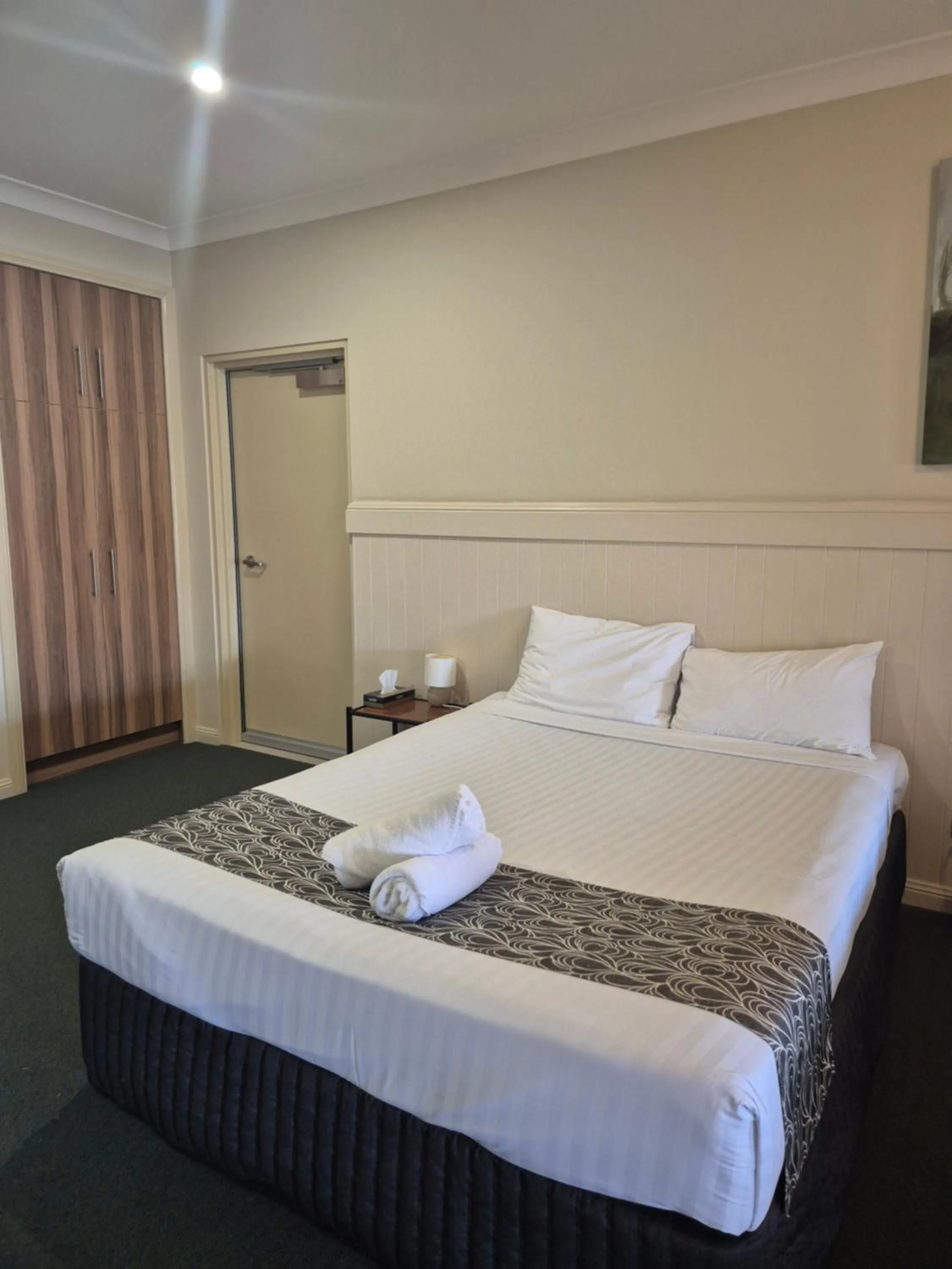 Bed in Pittsworth Motor Inn