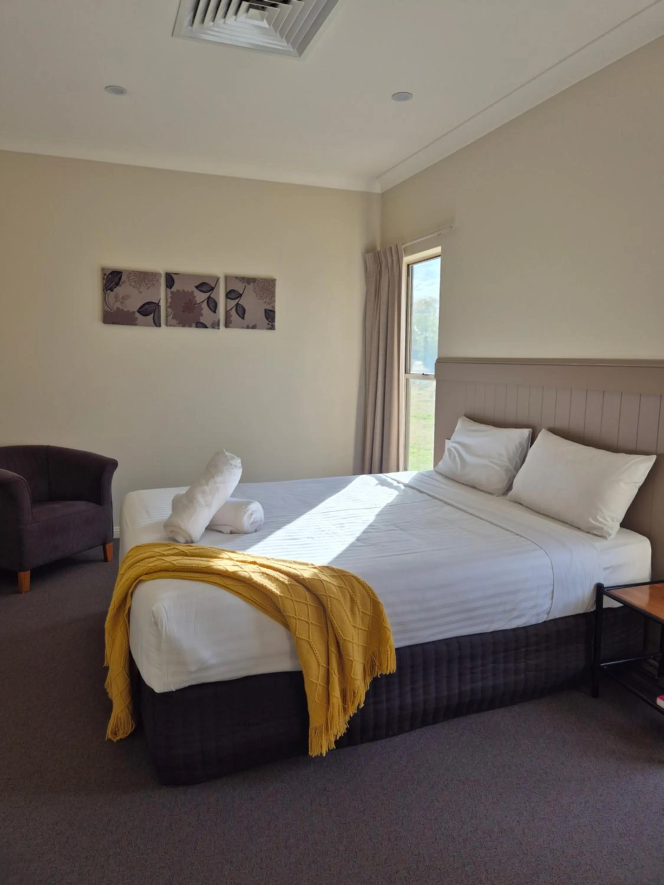 Bed in Pittsworth Motor Inn