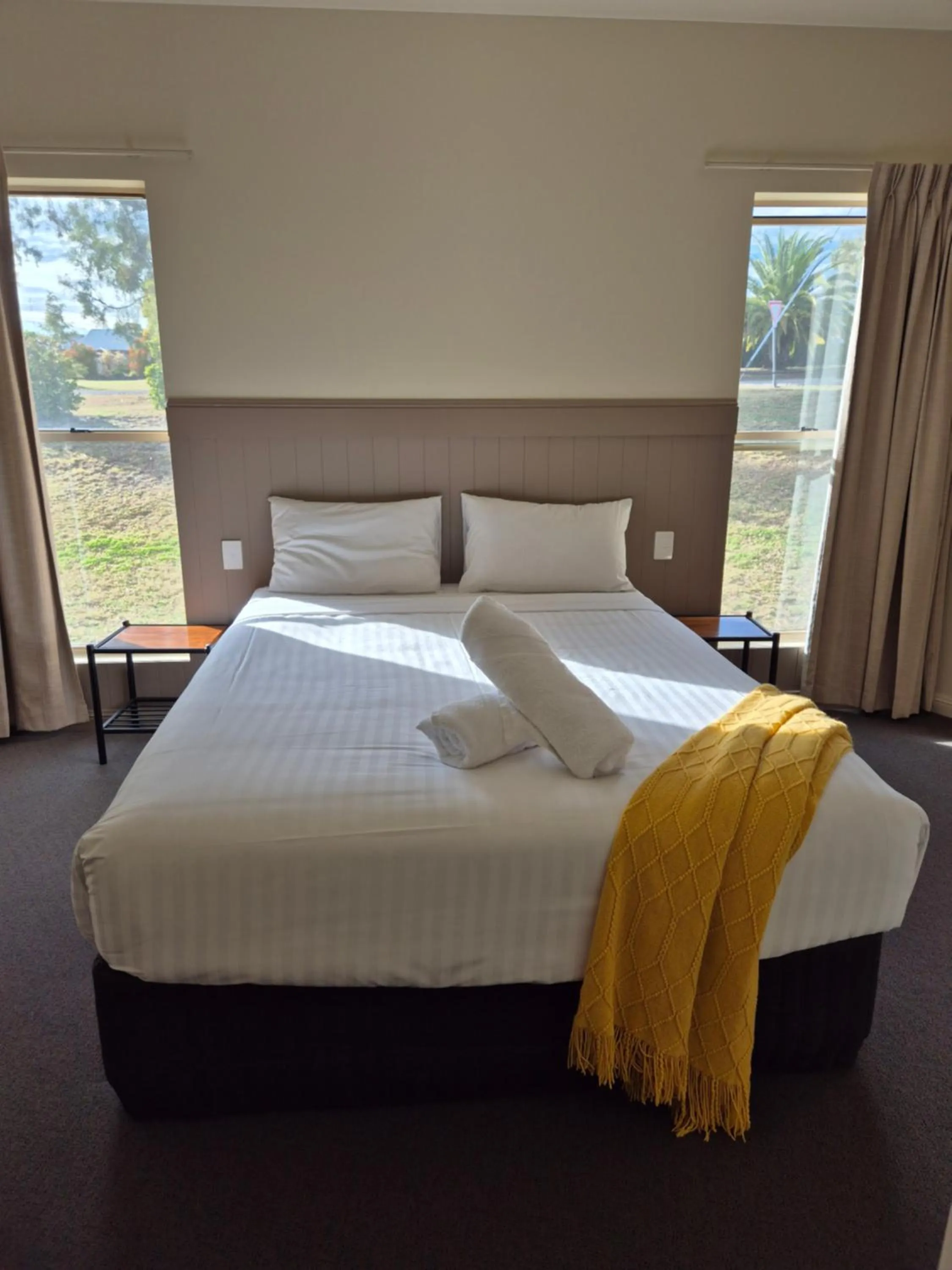 Bed in Pittsworth Motor Inn