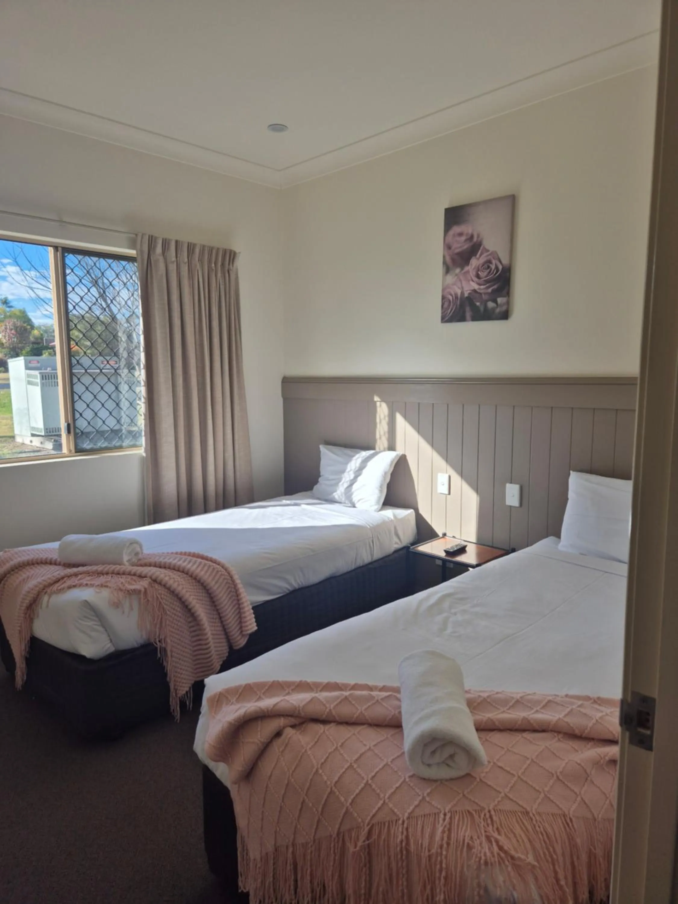 Bed in Pittsworth Motor Inn
