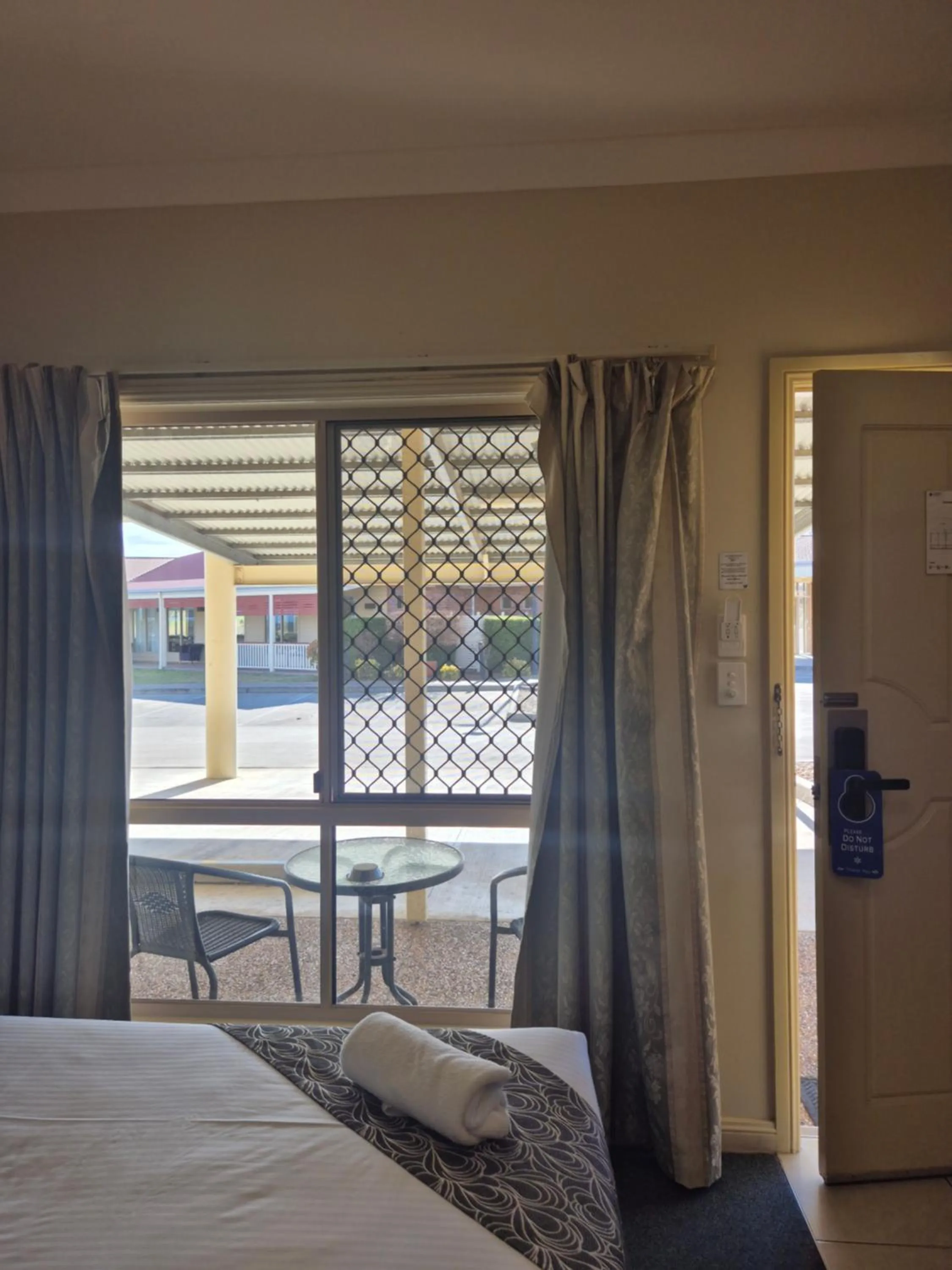 Bed in Pittsworth Motor Inn