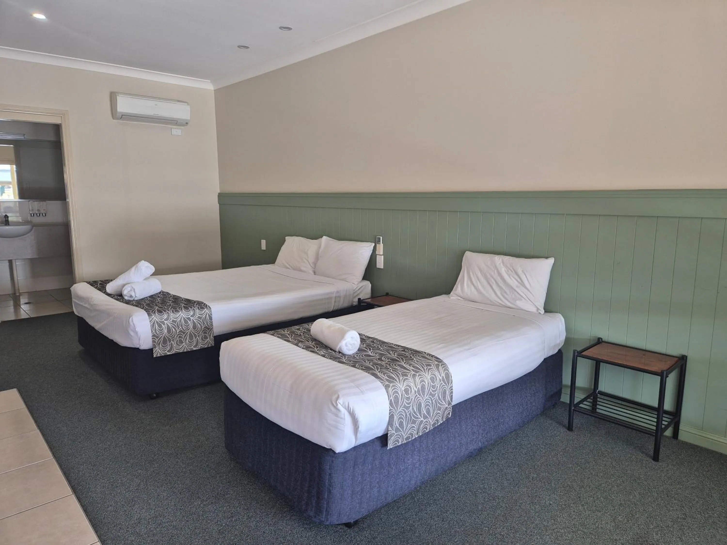 Bed in Pittsworth Motor Inn