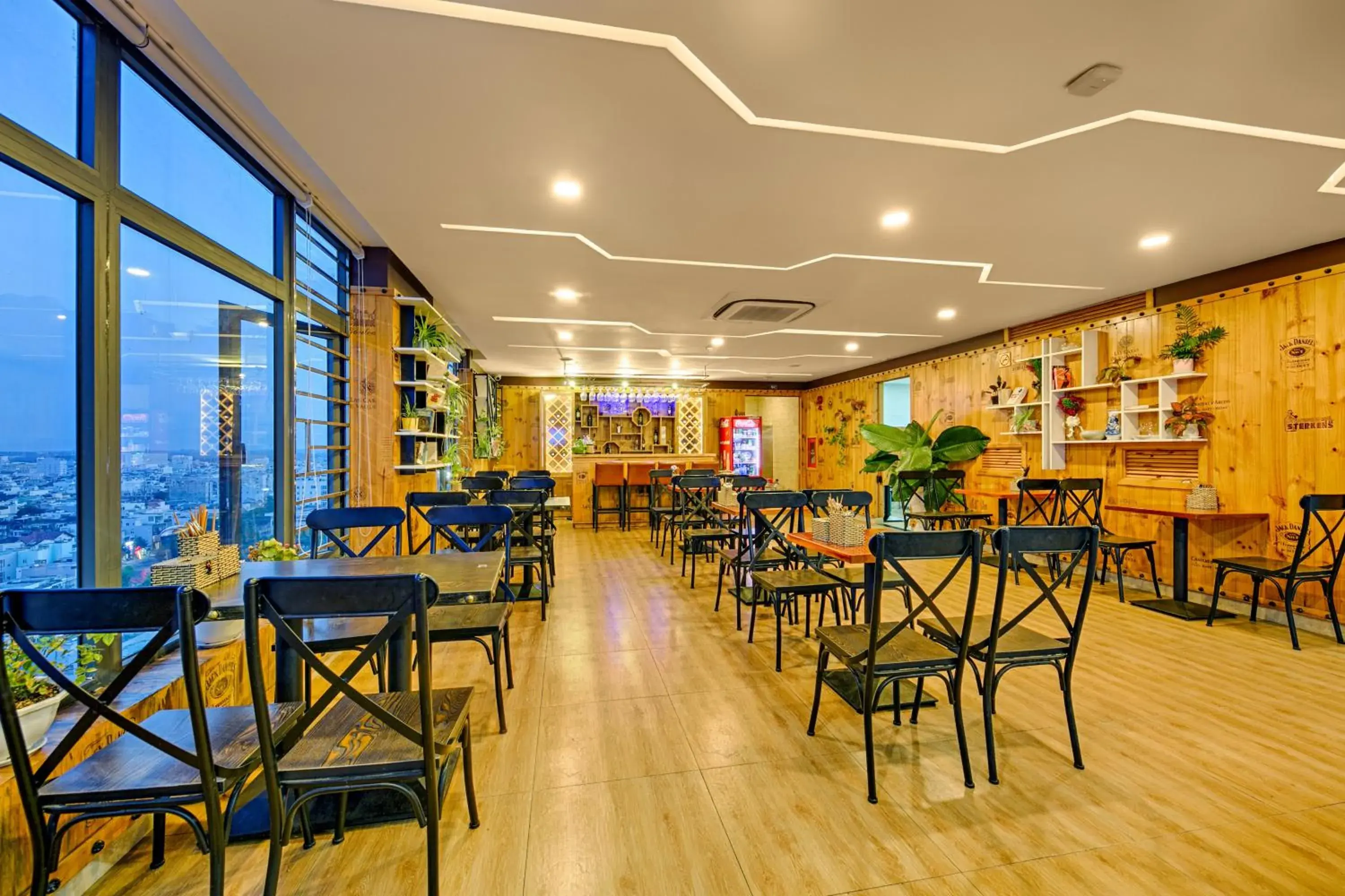 Restaurant/places to eat in Lavender Riverside Hotel Restaurant/places to eat in Lavender Riverside Hotel