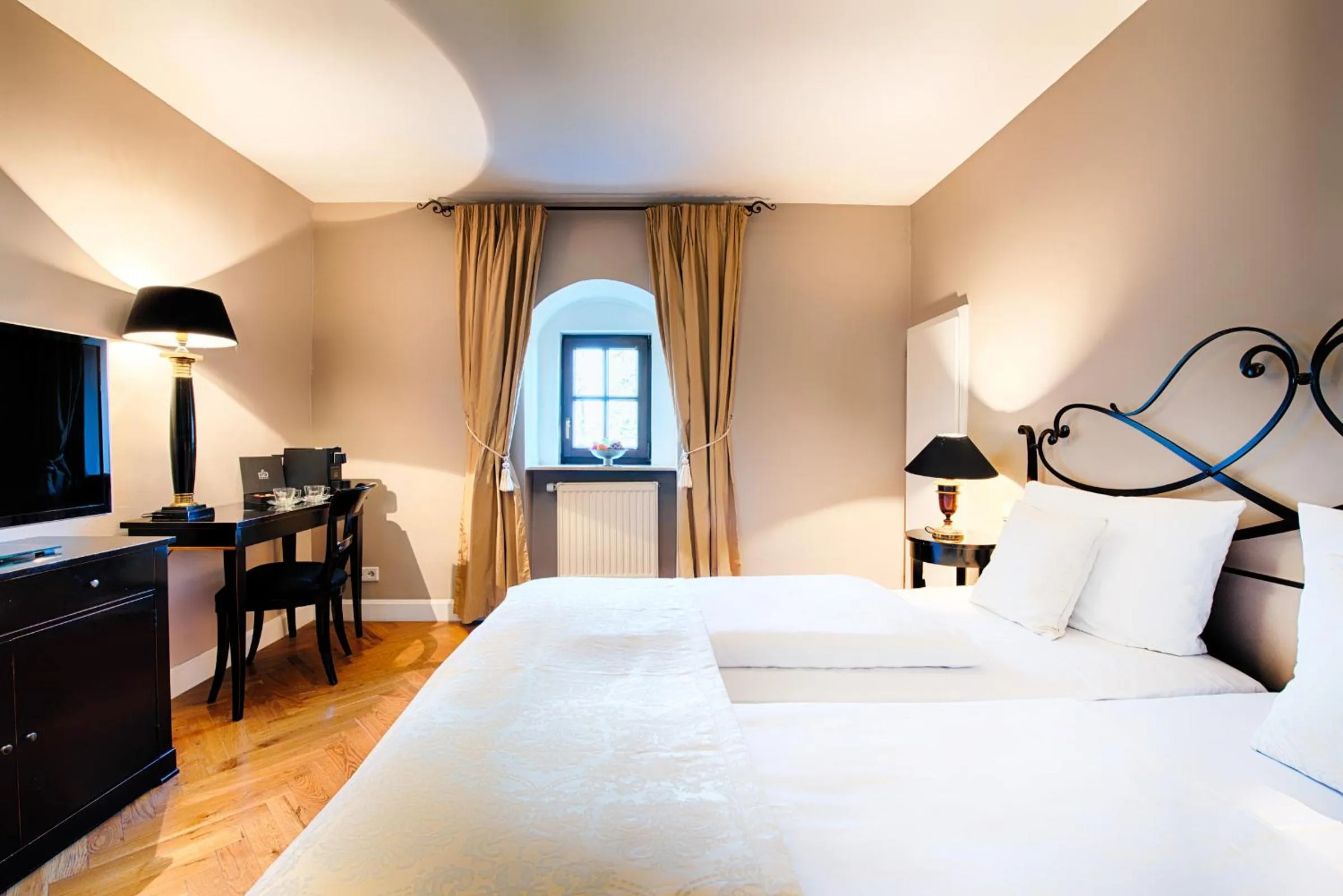 Photo of the whole room, Bed in Hotel Schloss Lehen