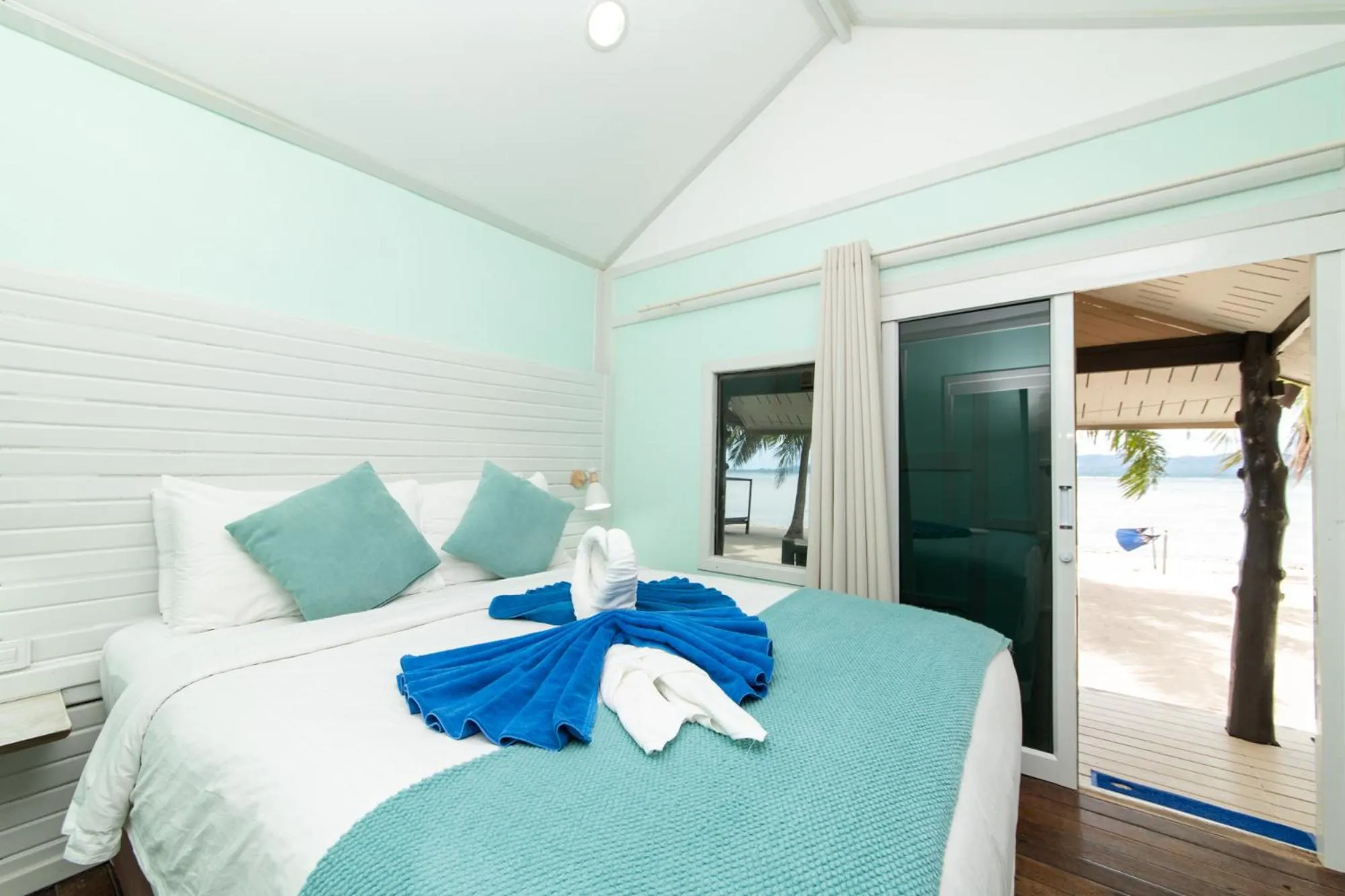 Bed in Phangan Beach Resort