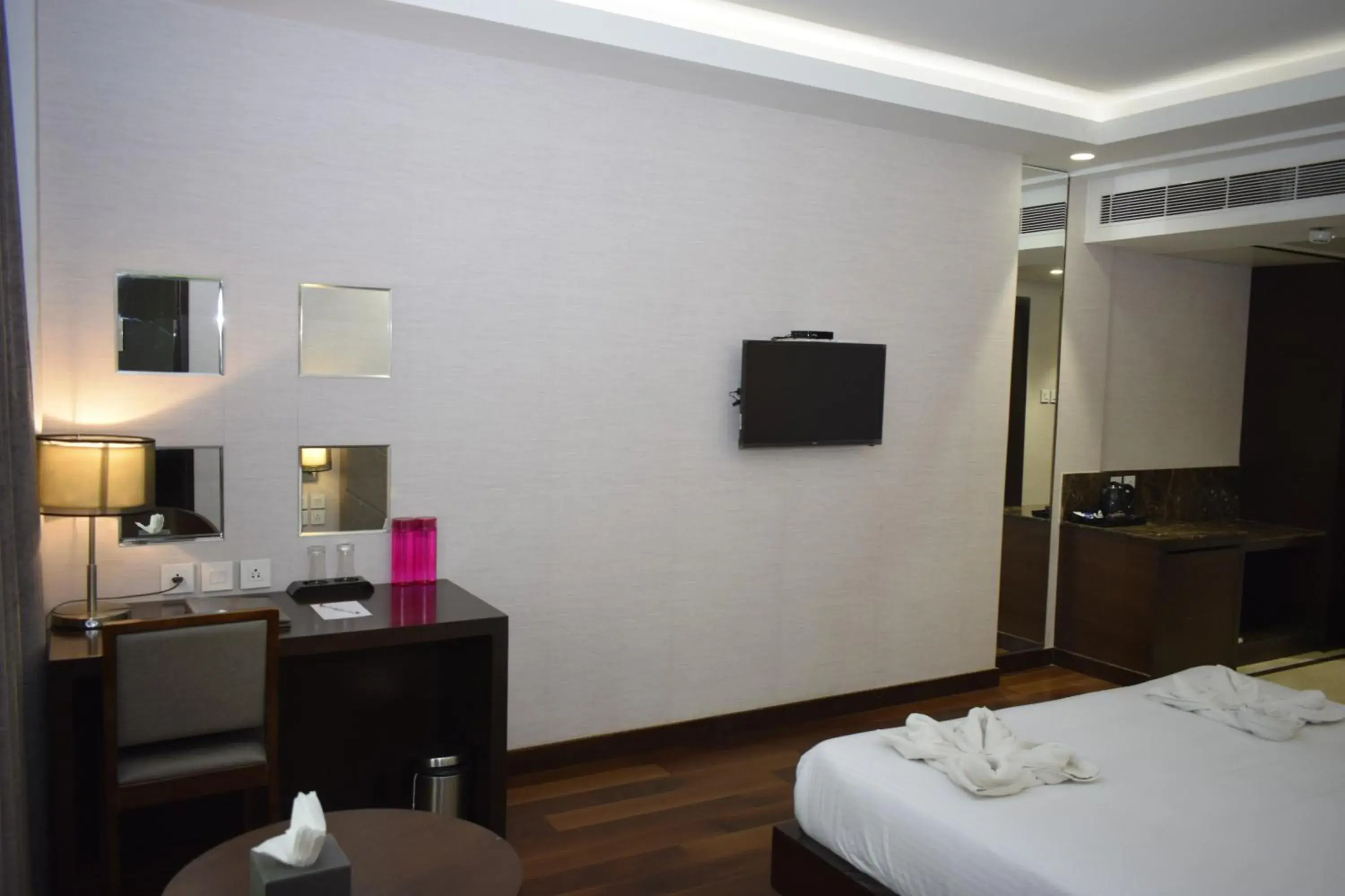 Photo of the whole room, Bed in The Hamuse Hotel Kodaikanal - Luxury Redefined Photo of the whole room, Bed in The Hamuse Hotel Kodaikanal - Luxury Redefined