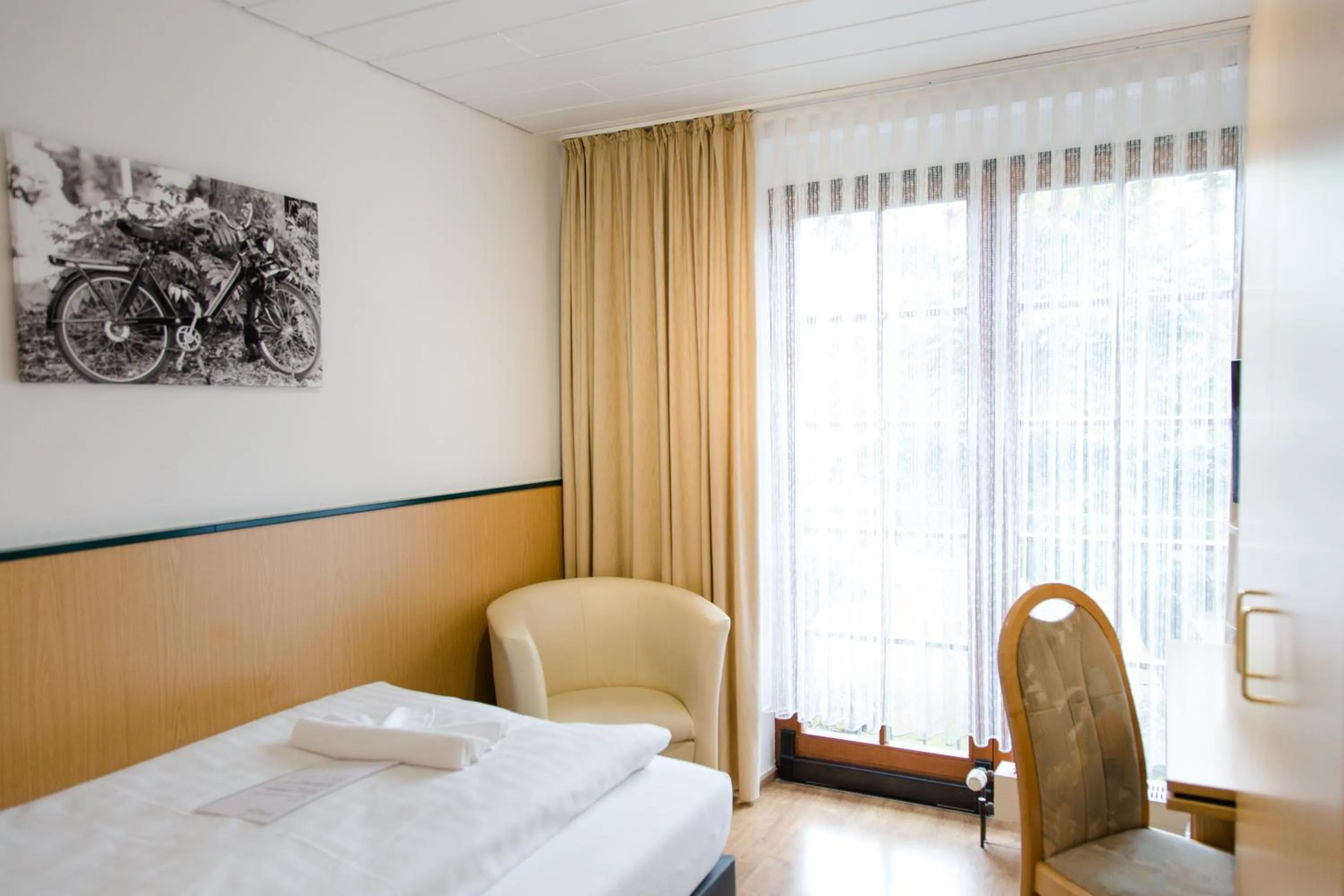 Photo of the whole room, Bed in Friesen Hotel