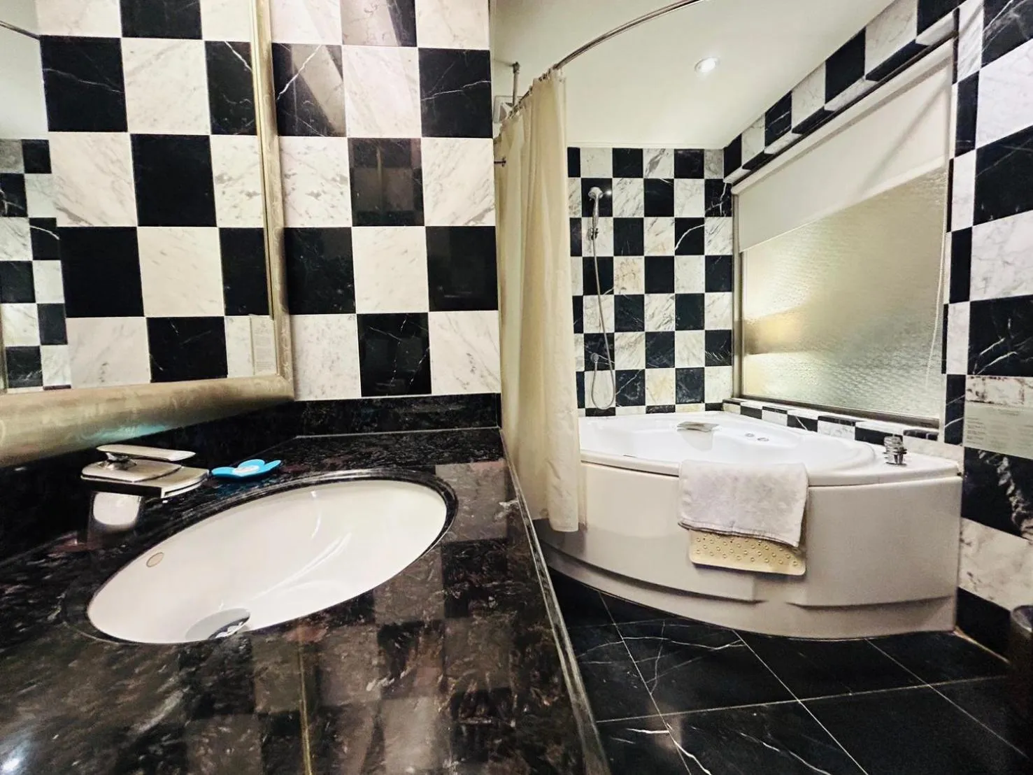 Bath in Royal Seasons Hotel Taipei ‧ Nanjing W.