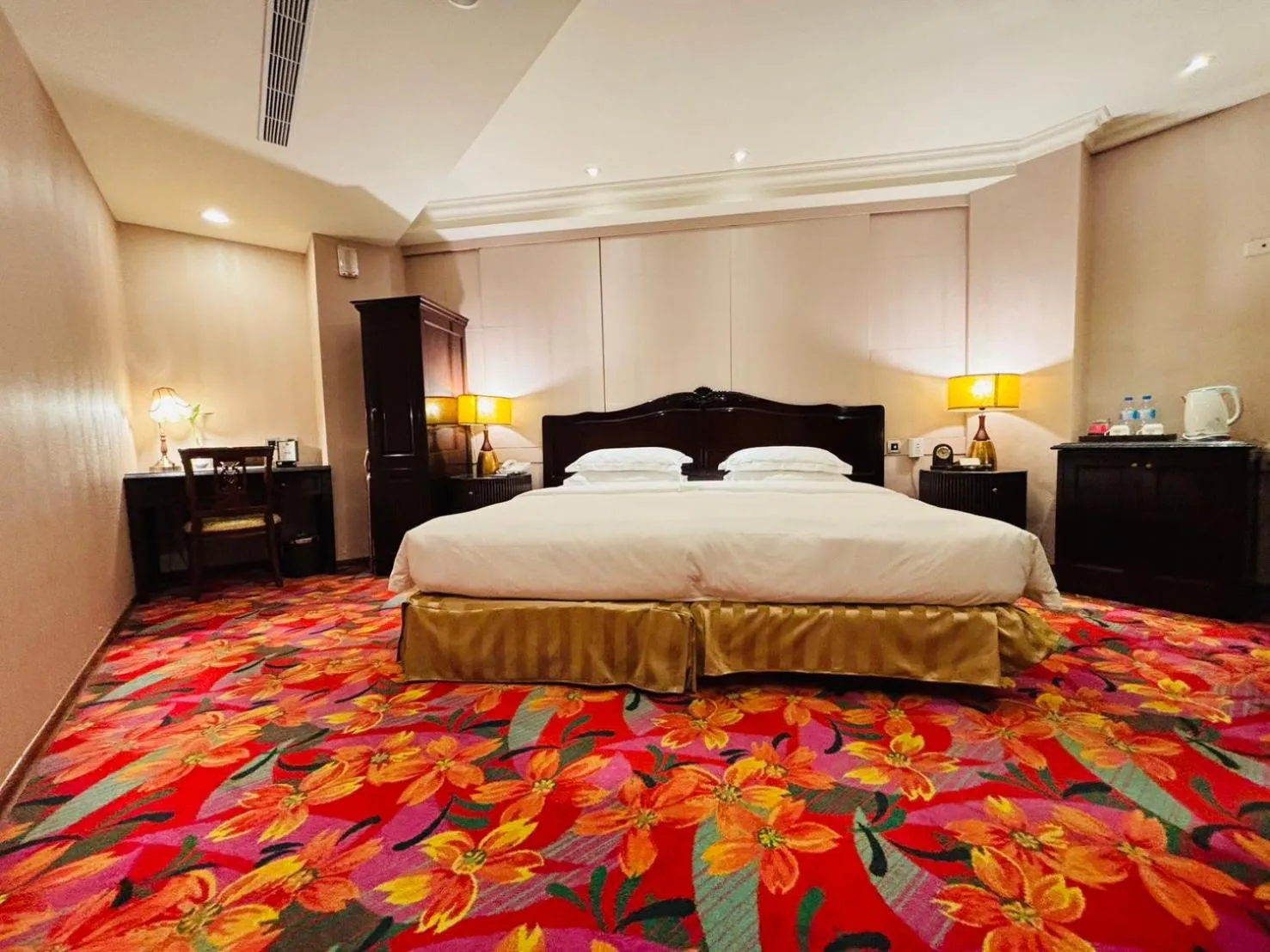 Photo of the whole room, Bed in Royal Seasons Hotel Taipei ‧ Nanjing W.