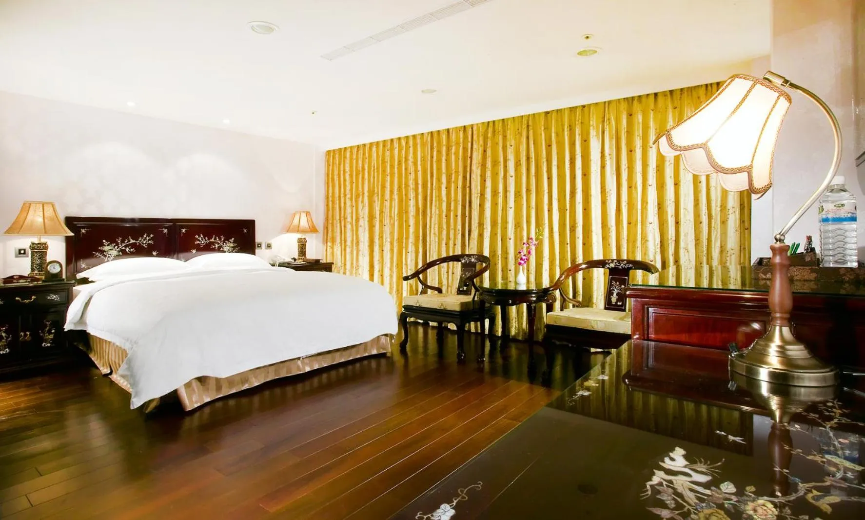 Bed in Royal Seasons Hotel Taipei ‧ Nanjing W.