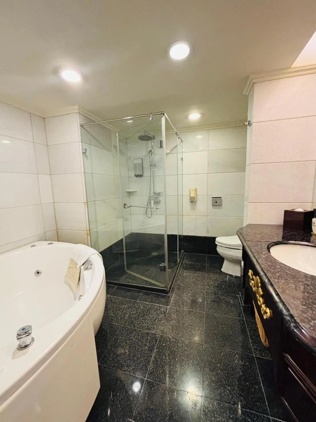 Bathroom in Royal Seasons Hotel Taipei ‧ Nanjing W.