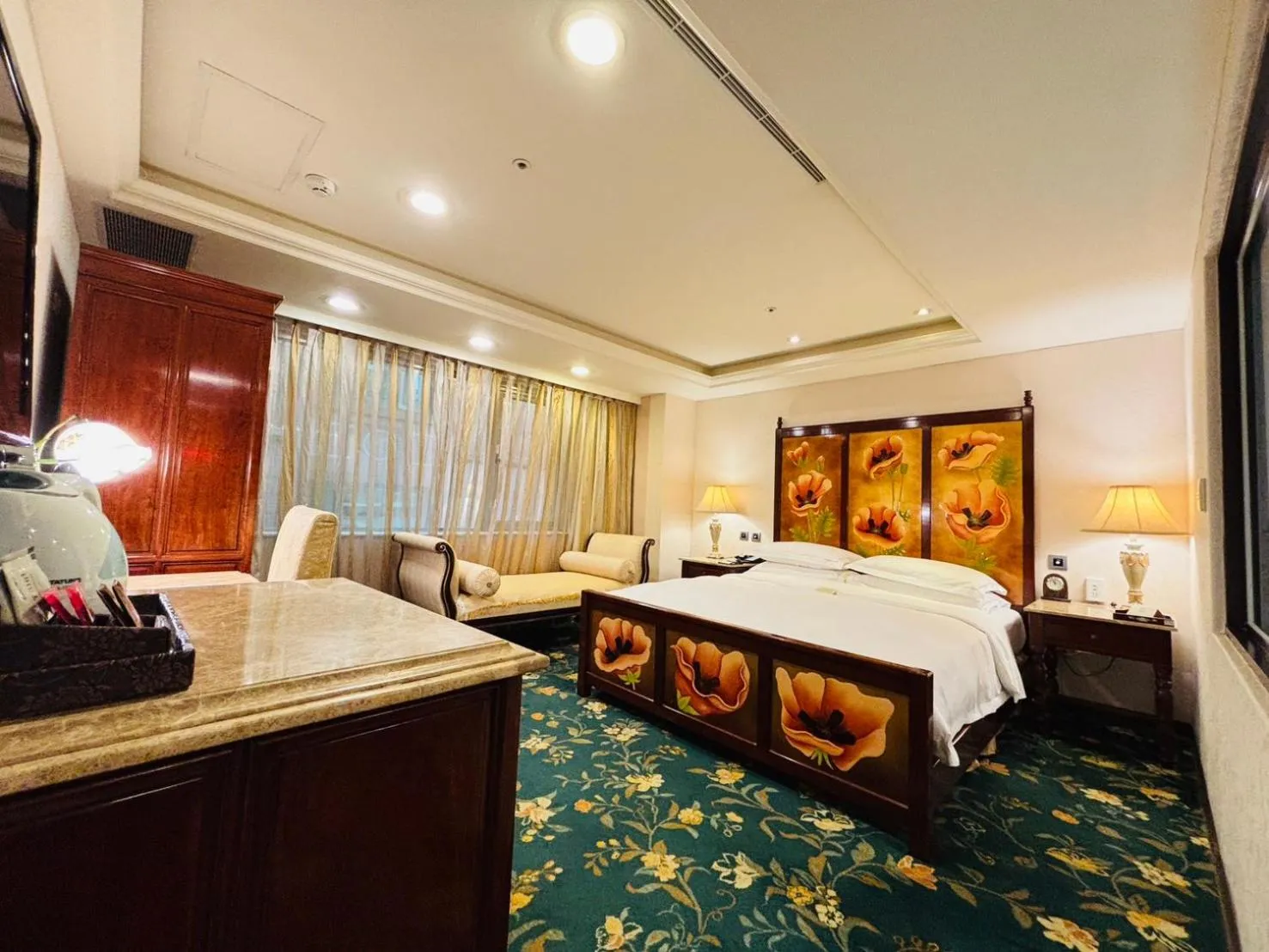 Photo of the whole room, Bed in Royal Seasons Hotel Taipei ‧ Nanjing W.