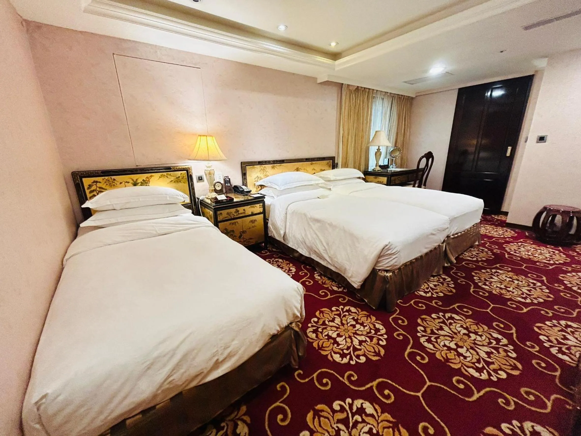 Bedroom, Bed in Royal Seasons Hotel Taipei ‧ Nanjing W.