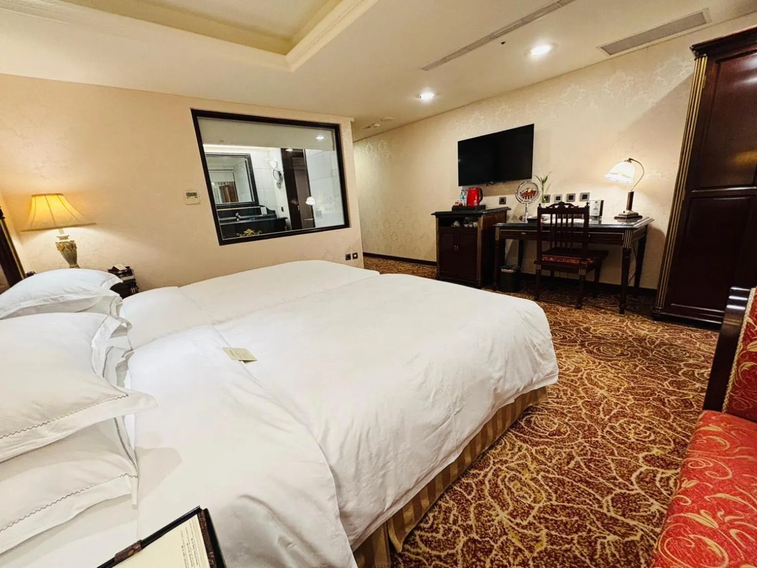 Photo of the whole room, Bed in Royal Seasons Hotel Taipei ‧ Nanjing W.