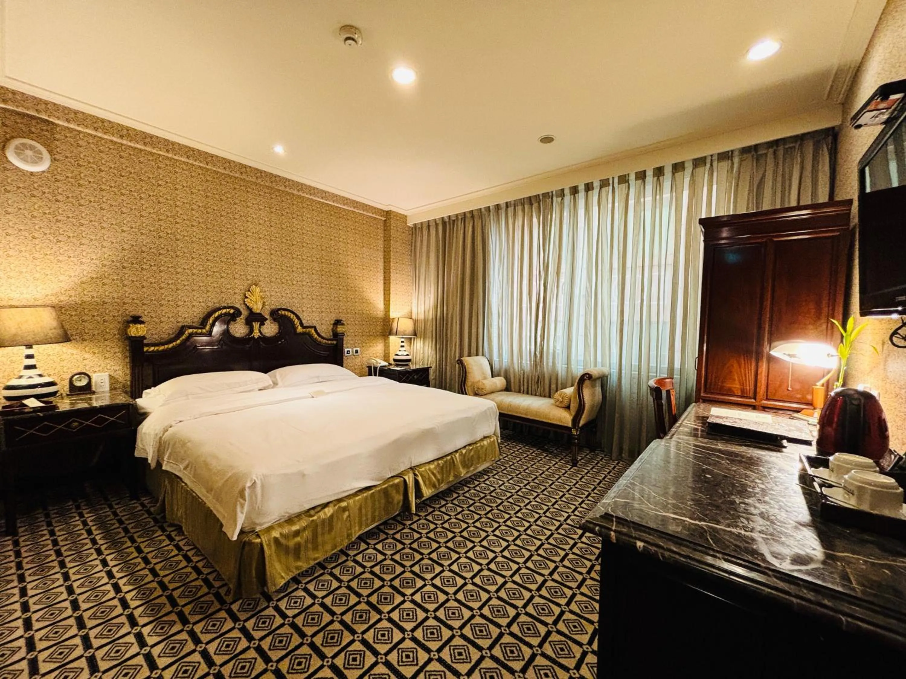 Bedroom, Bed in Royal Seasons Hotel Taipei ‧ Nanjing W.