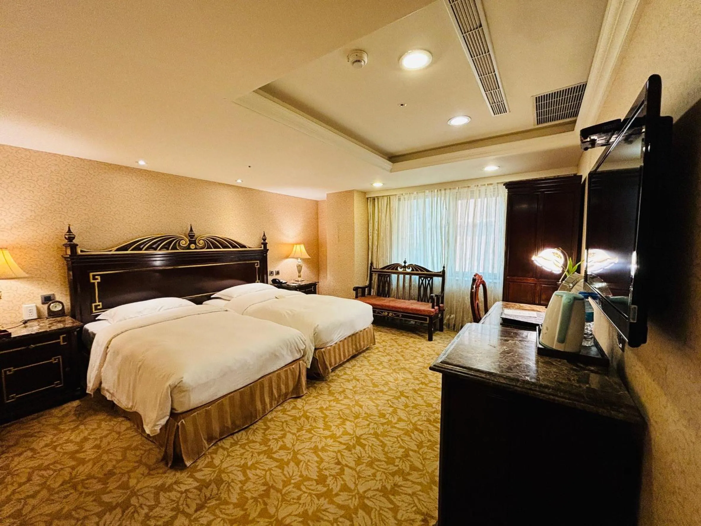 Coffee/tea facilities, Bed in Royal Seasons Hotel Taipei ‧ Nanjing W.