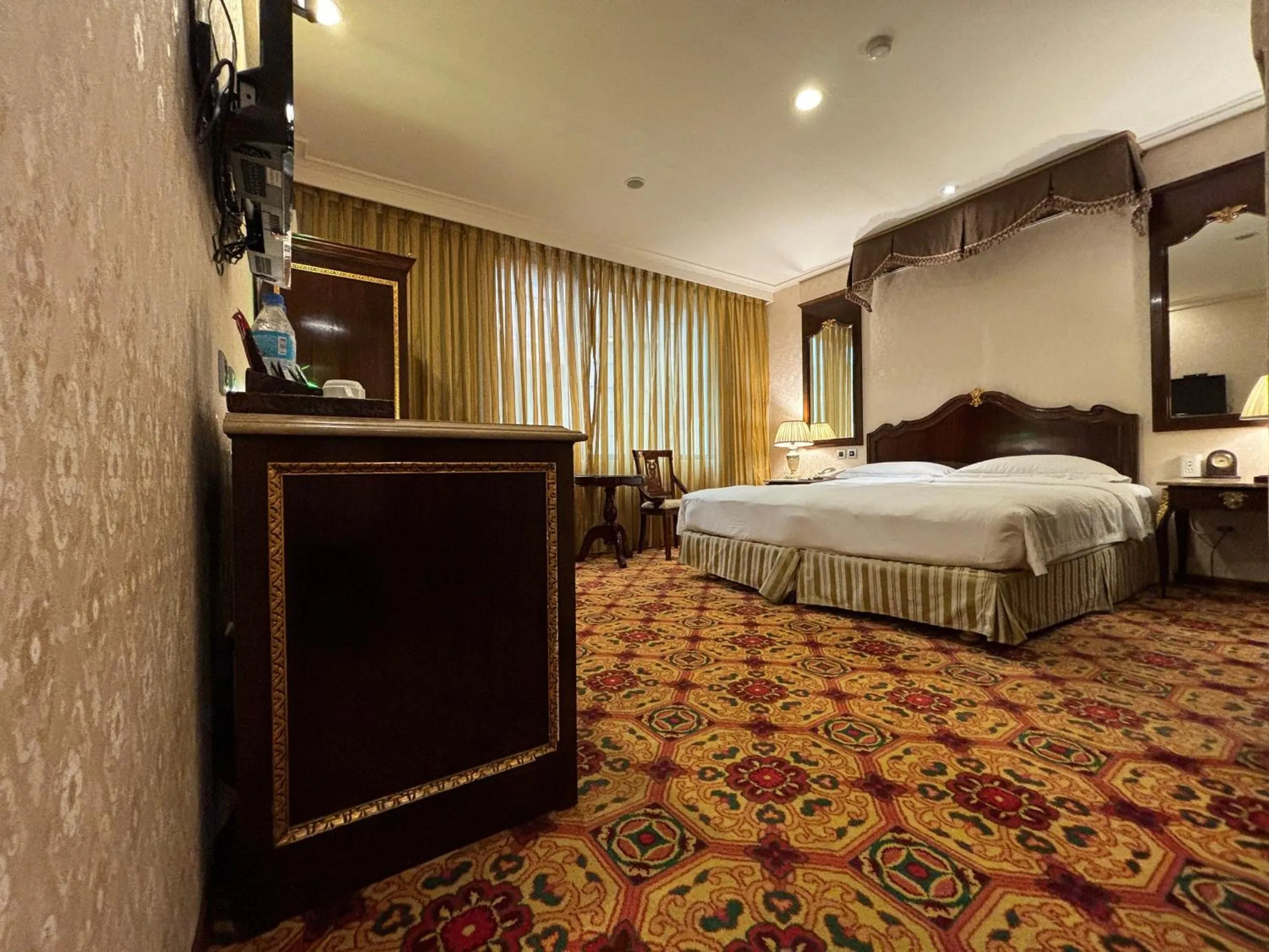 View (from property/room), Bed in Royal Seasons Hotel Taipei ‧ Nanjing W.