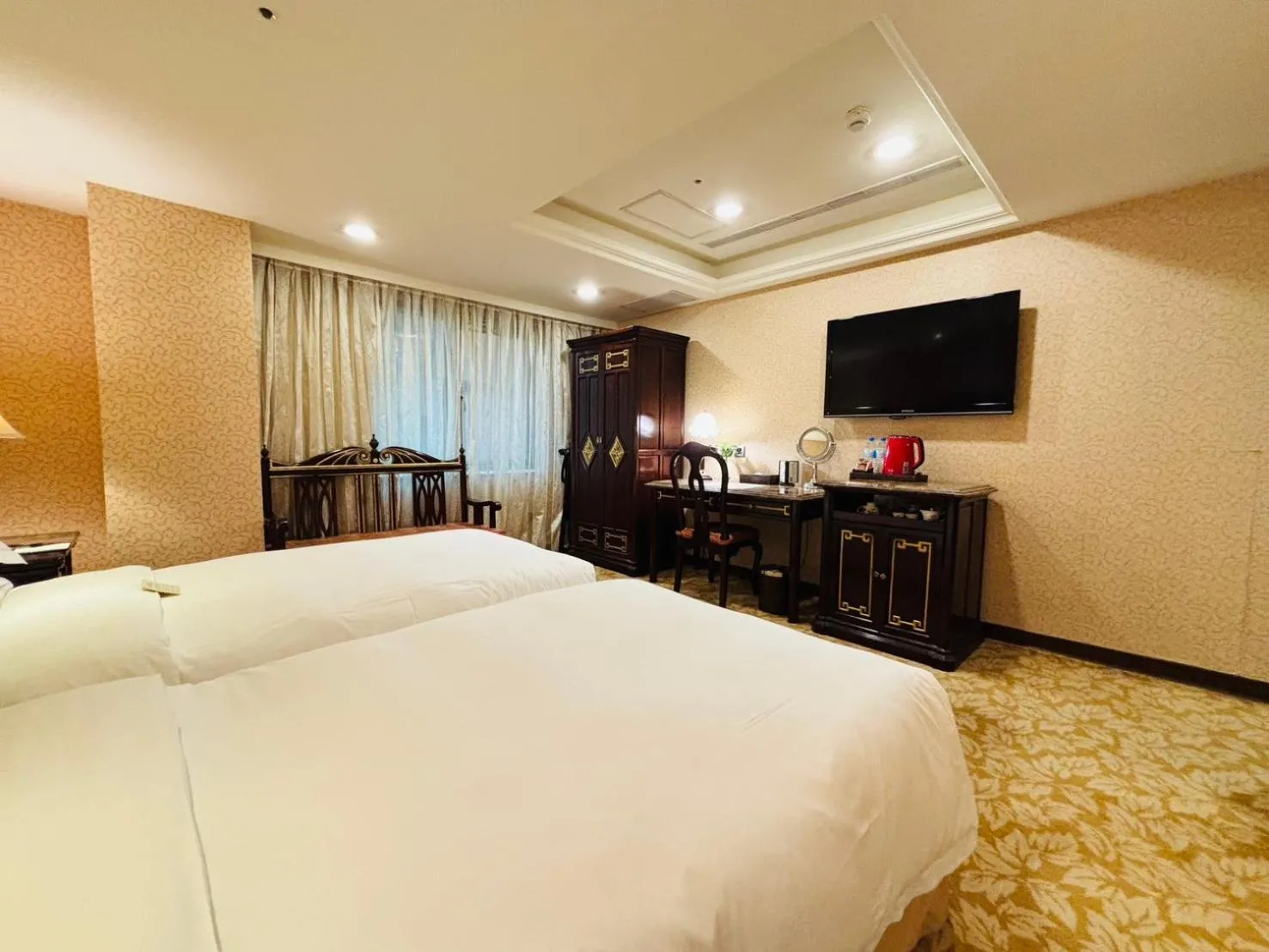 Photo of the whole room, Bed in Royal Seasons Hotel Taipei ‧ Nanjing W.