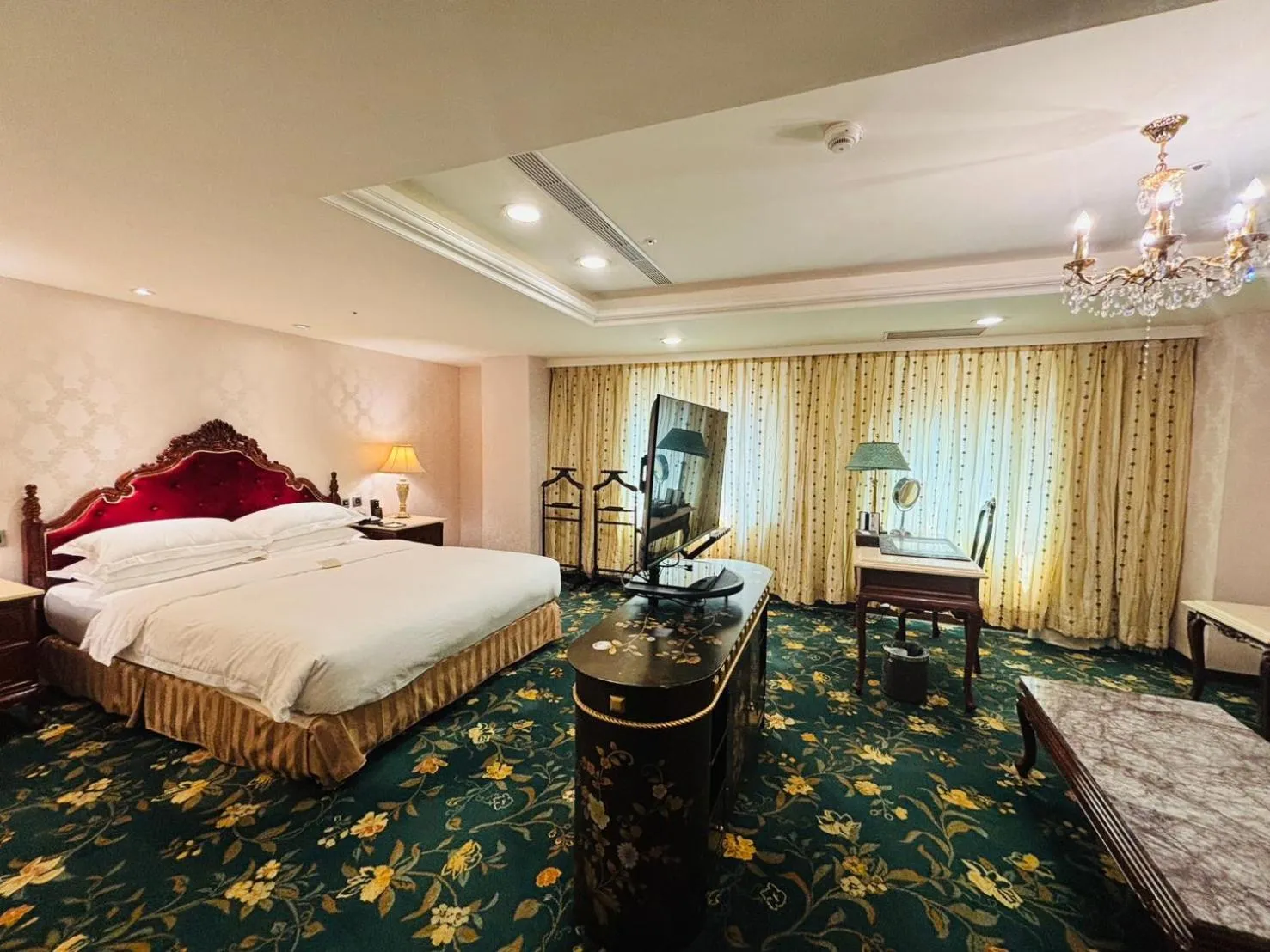 Photo of the whole room, Bed in Royal Seasons Hotel Taipei ‧ Nanjing W.