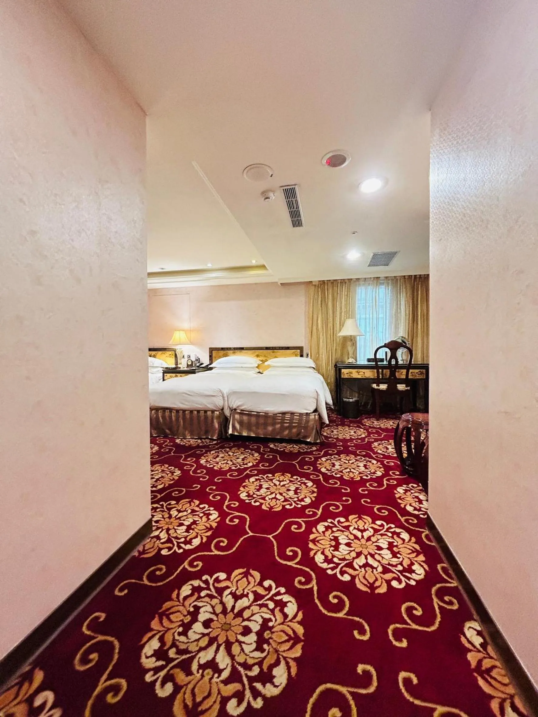 Bedroom, Bed in Royal Seasons Hotel Taipei ‧ Nanjing W.