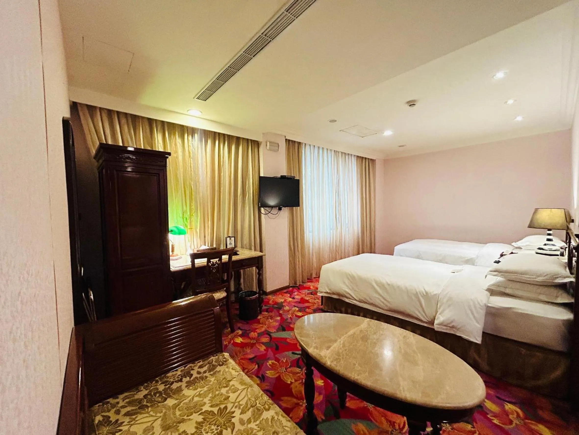 View (from property/room), Bed in Royal Seasons Hotel Taipei ‧ Nanjing W.