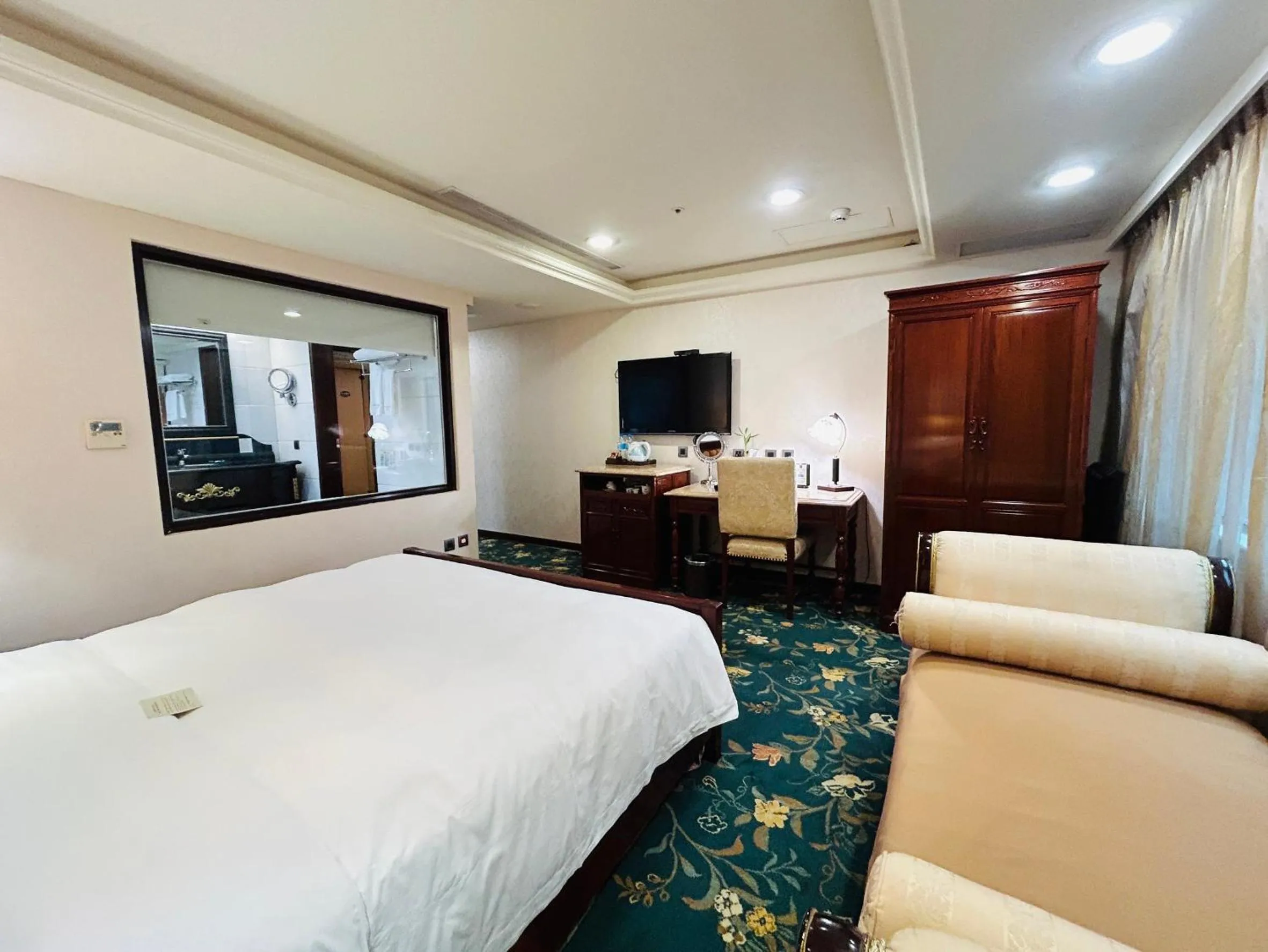 Bedroom, Bed in Royal Seasons Hotel Taipei ‧ Nanjing W.