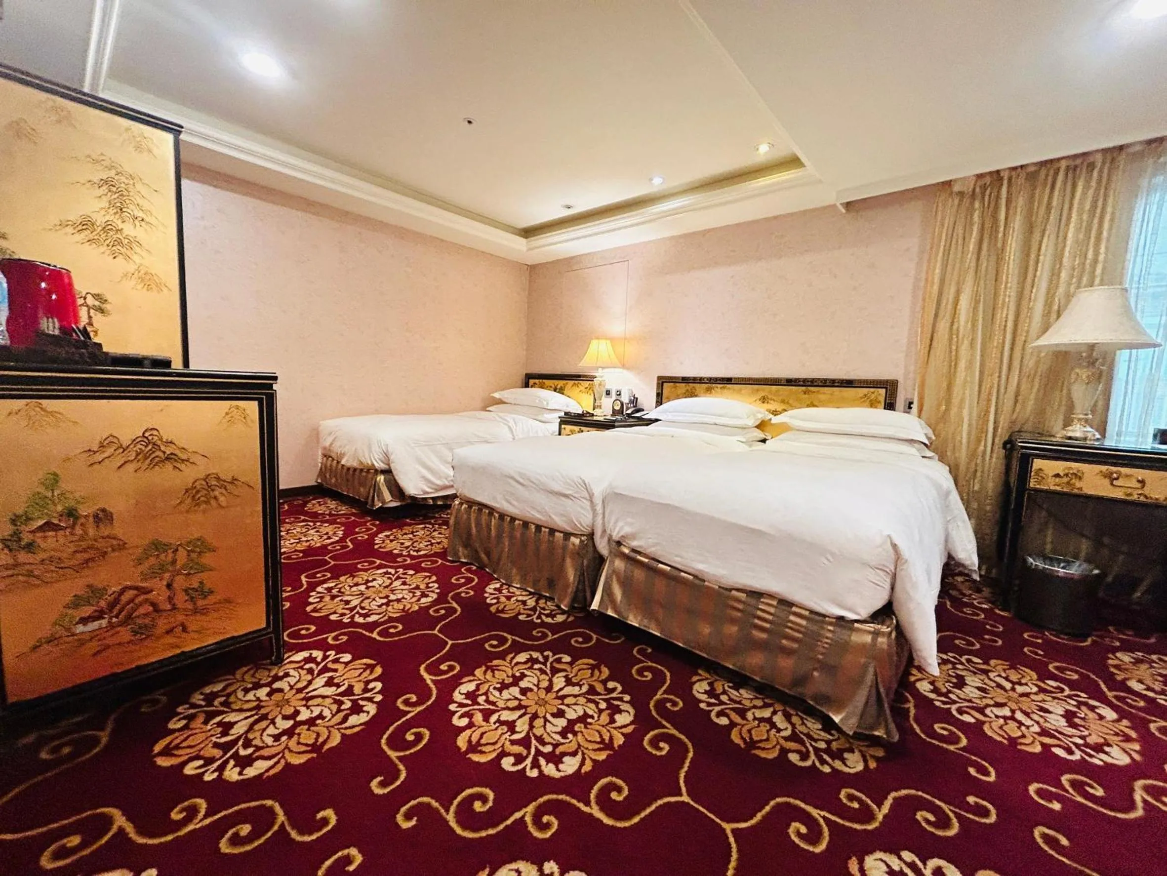 Bedroom, Bed in Royal Seasons Hotel Taipei ‧ Nanjing W.