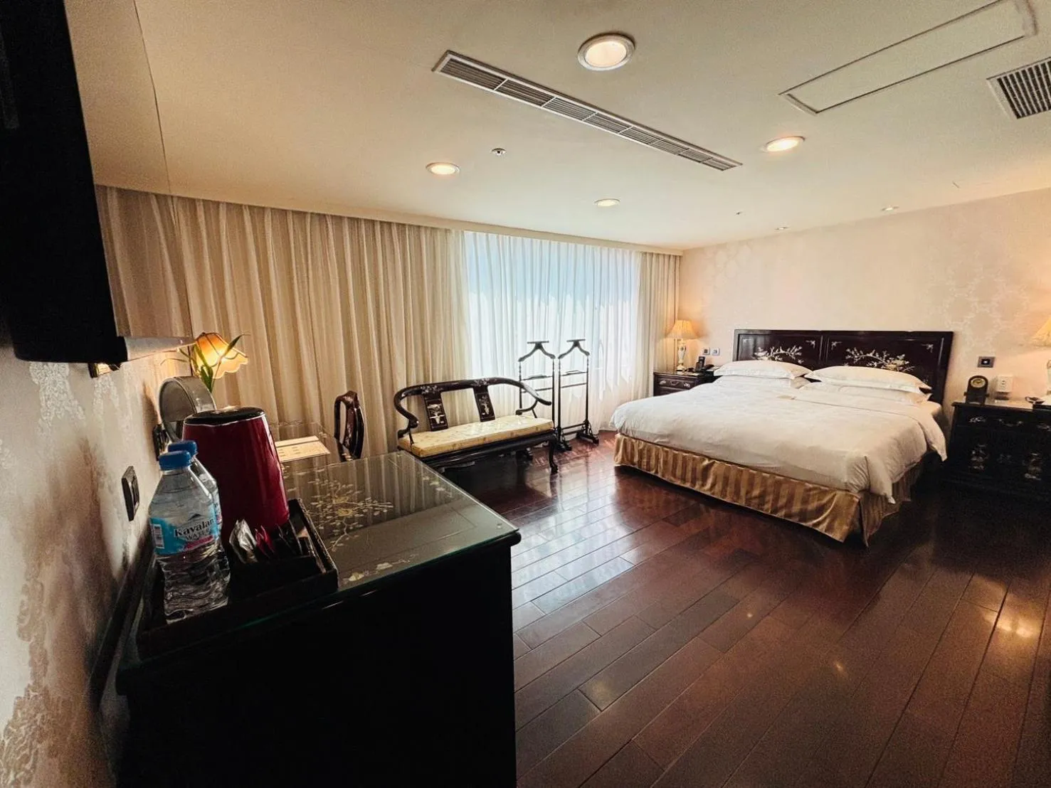 Photo of the whole room, Bed in Royal Seasons Hotel Taipei ‧ Nanjing W.