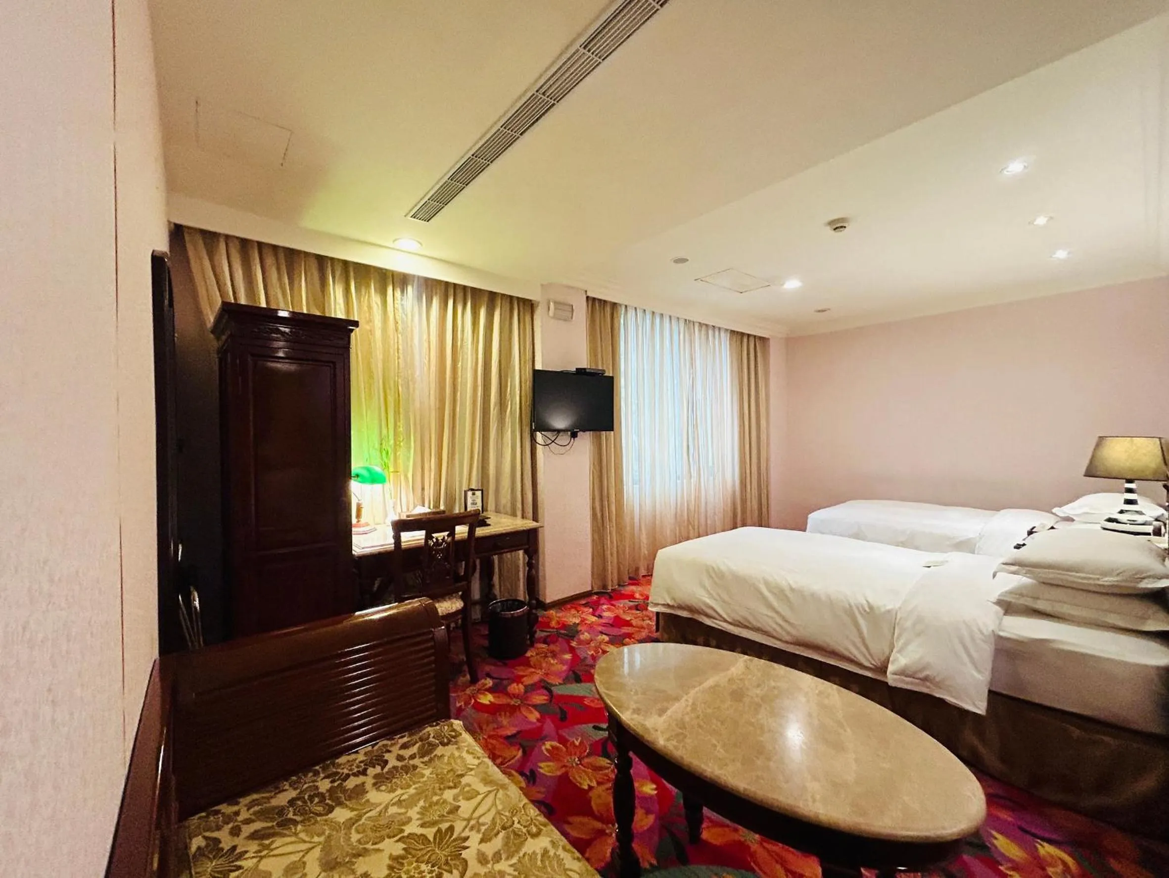 Seating area, Bed in Royal Seasons Hotel Taipei ‧ Nanjing W.