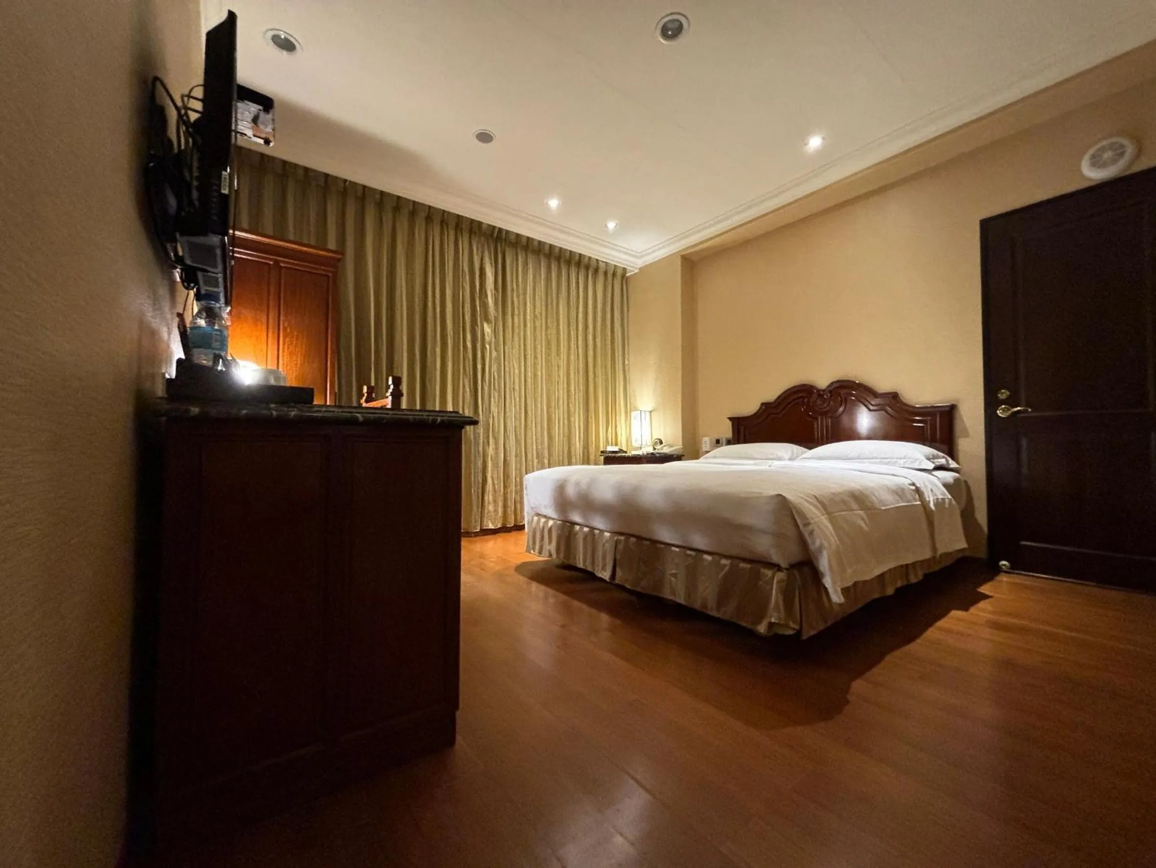 Bed in Royal Seasons Hotel Taipei ‧ Nanjing W.