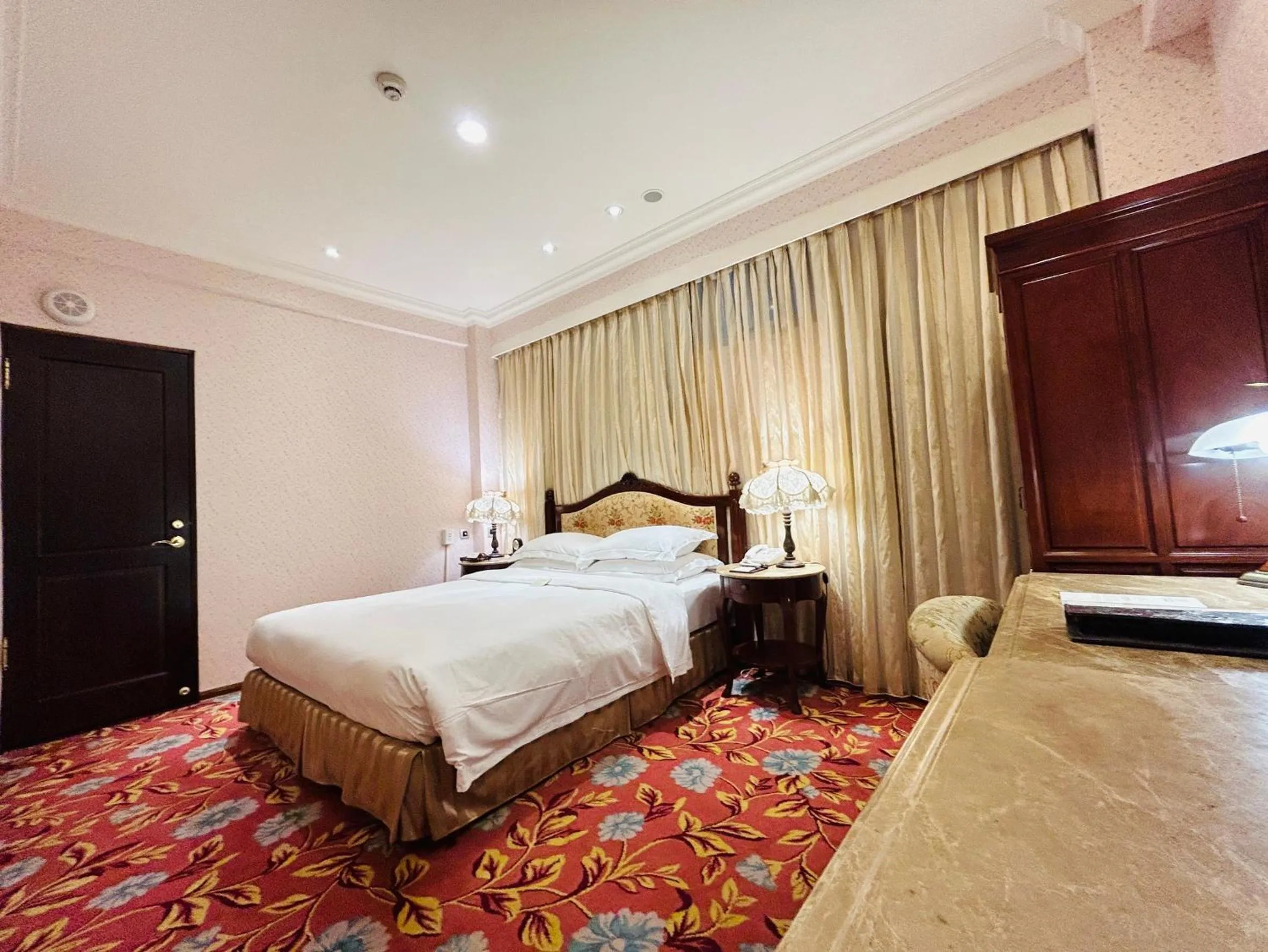 Seating area, Bed in Royal Seasons Hotel Taipei ‧ Nanjing W.