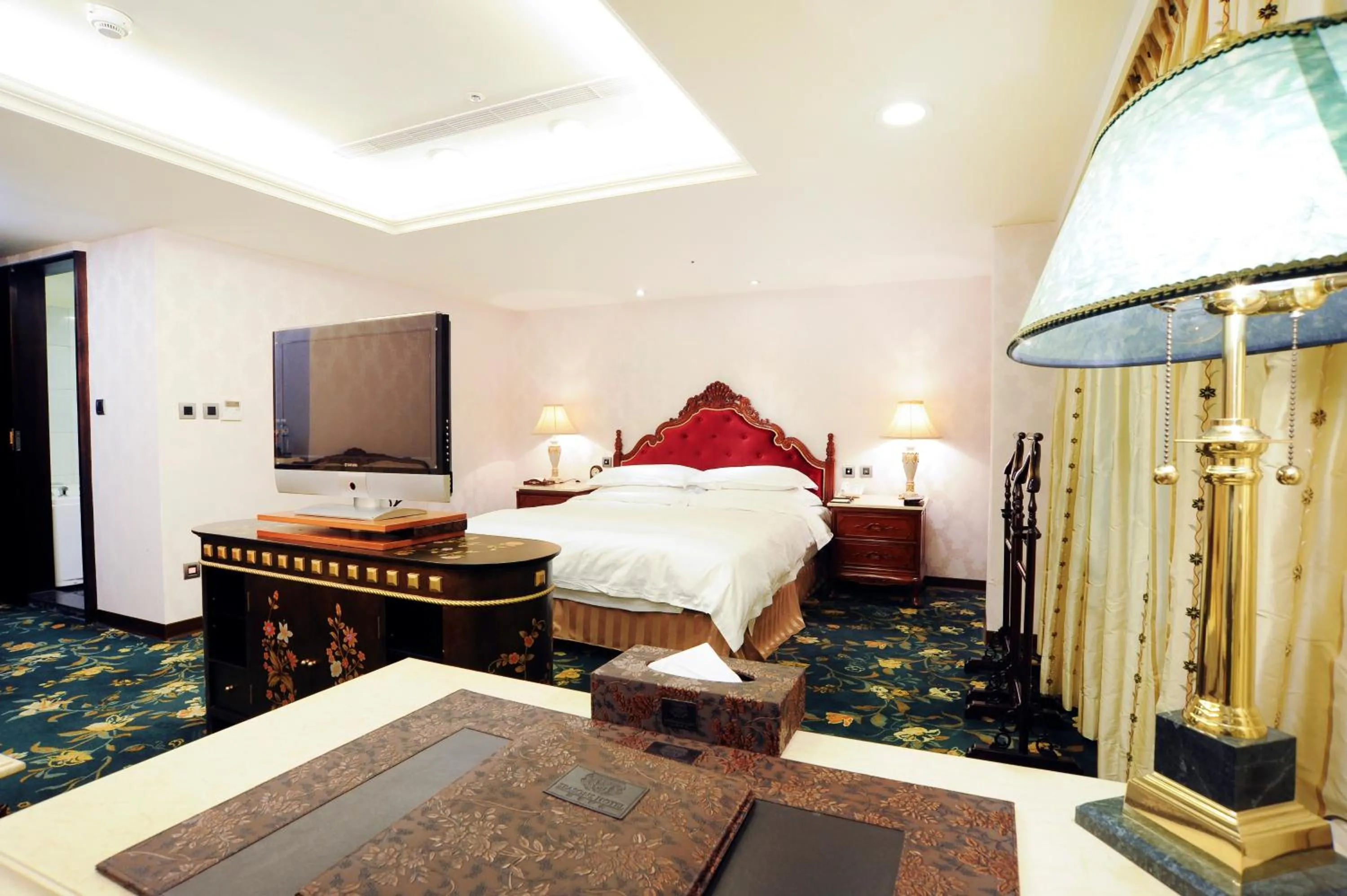 Bedroom, Bed in Royal Seasons Hotel Taipei ‧ Nanjing W.