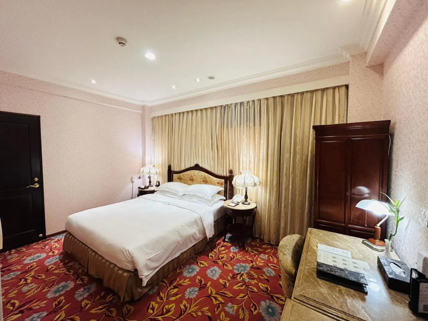 Bedroom, Bed in Royal Seasons Hotel Taipei ‧ Nanjing W.